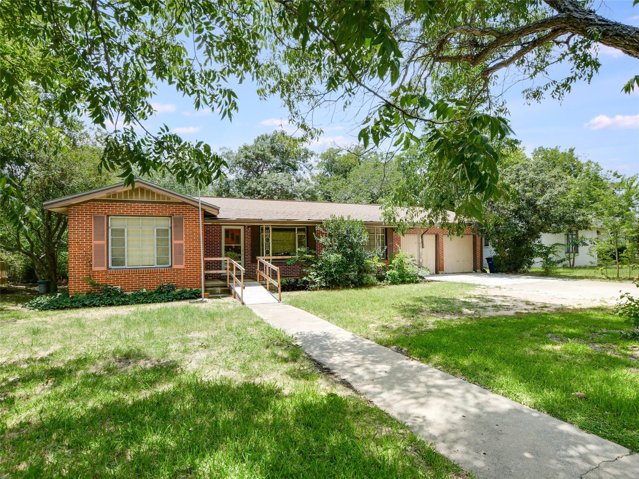 Listing photo 1 of 2901 W 45th St