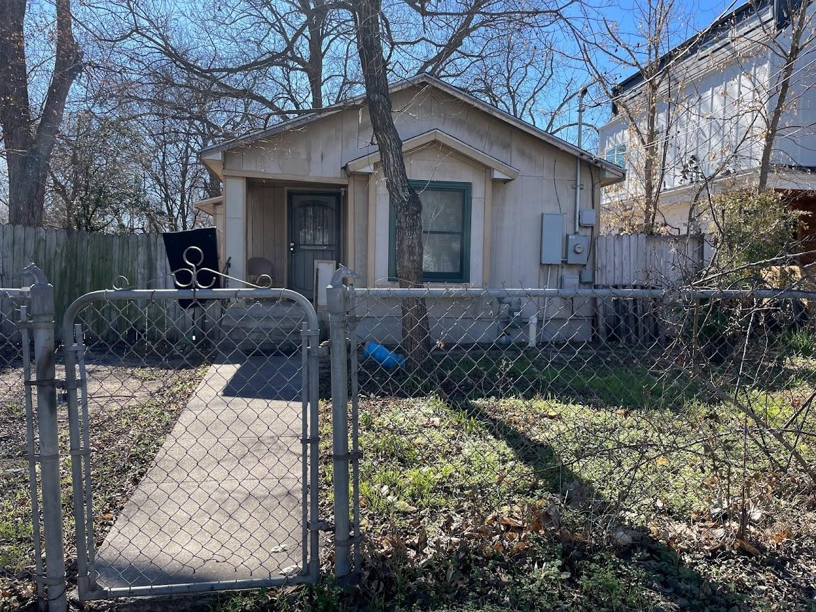 Listing photo 1 of 2817  Prado St