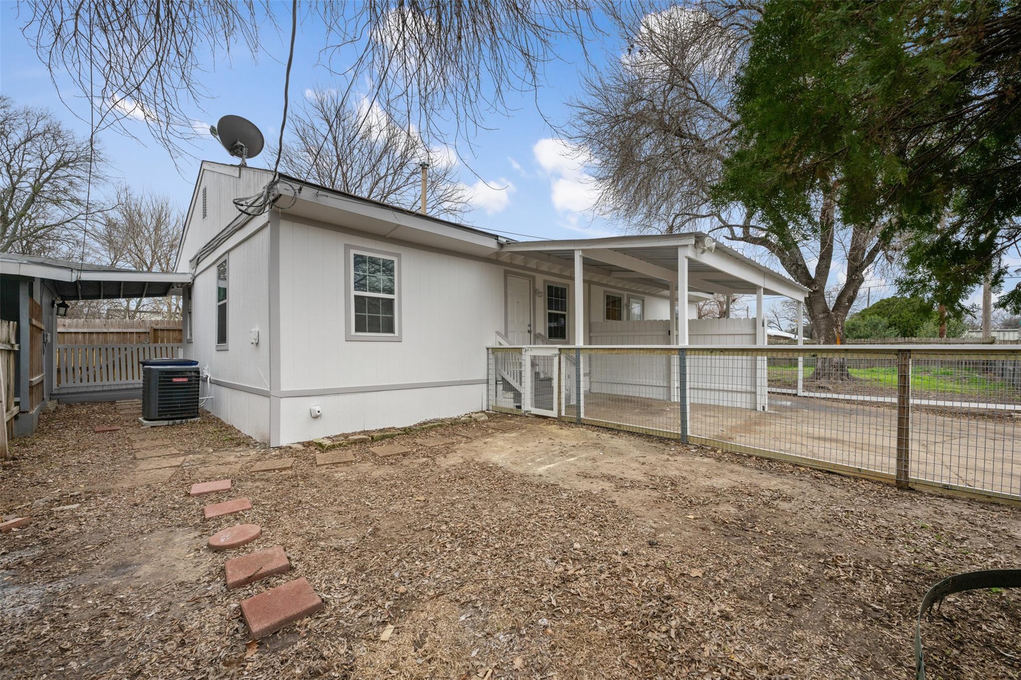 Listing photo 1 of 901  Valdez St  #1-3