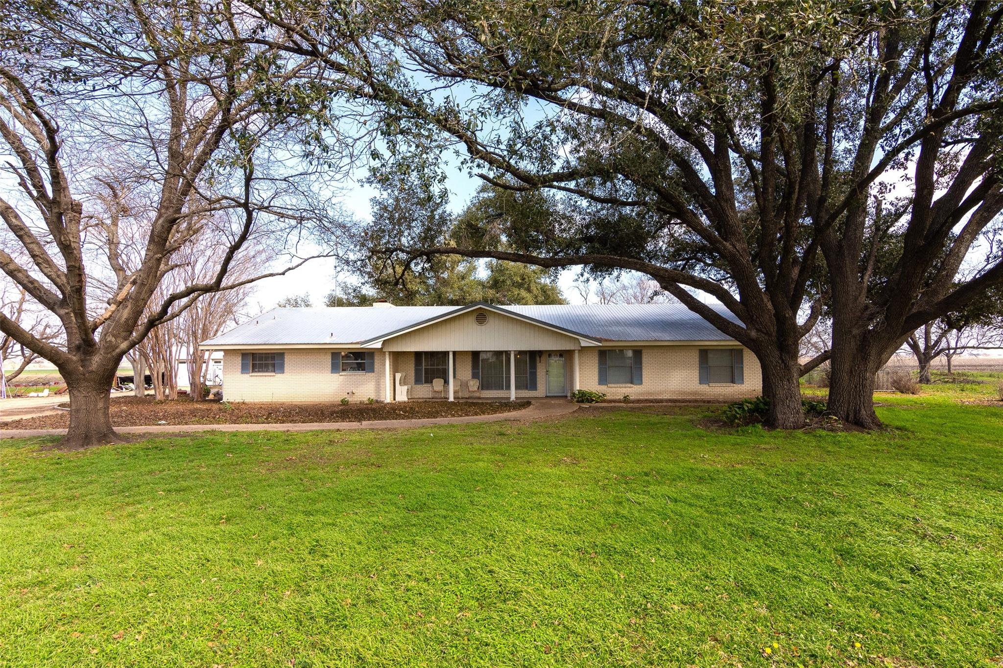 Listing photo 1 of 3310  N Main St