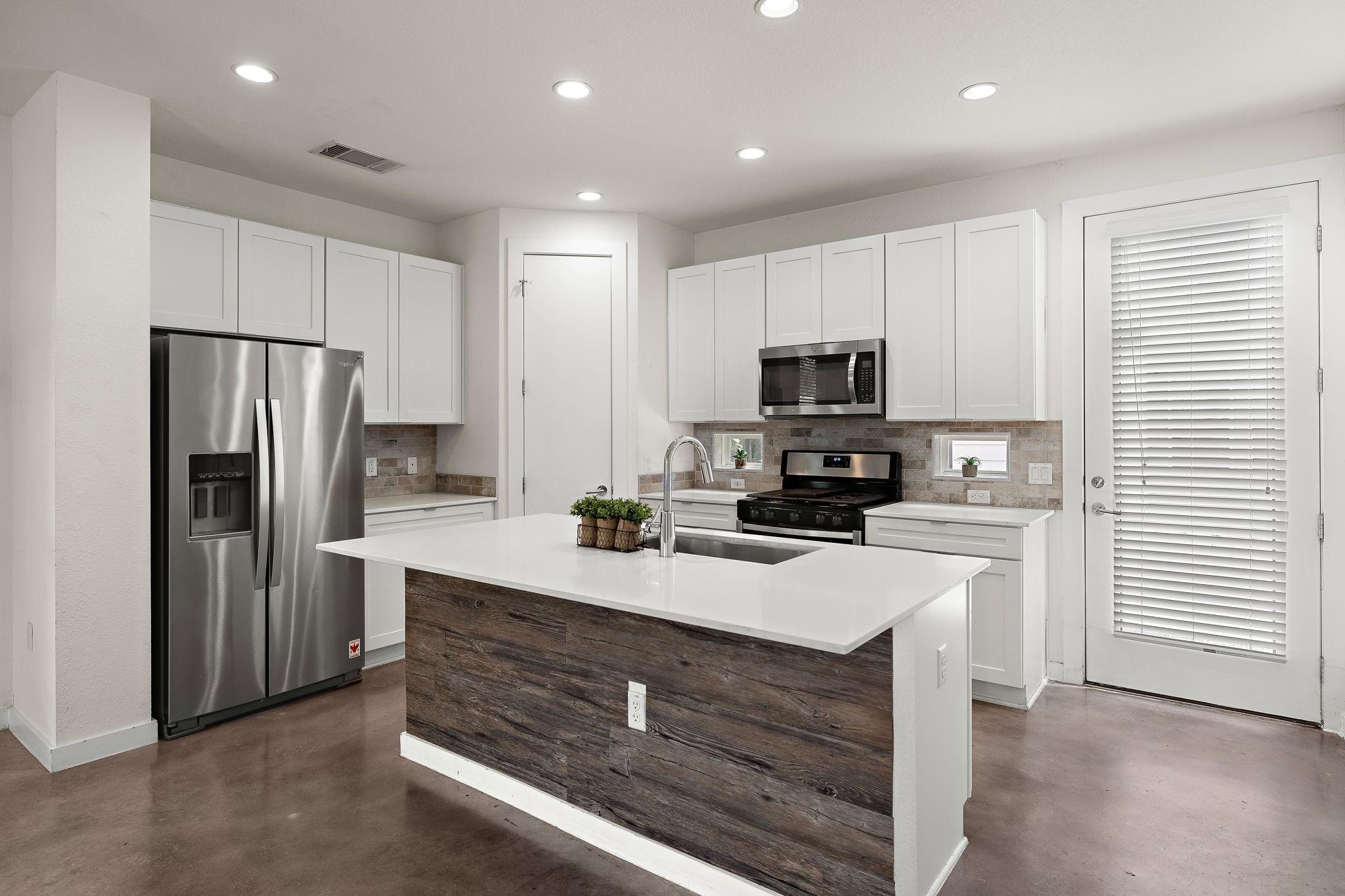 Listing photo 1 of 6404  Porter St  #1