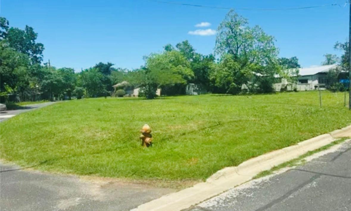 Listing photo 1 of 510 W Brenham St