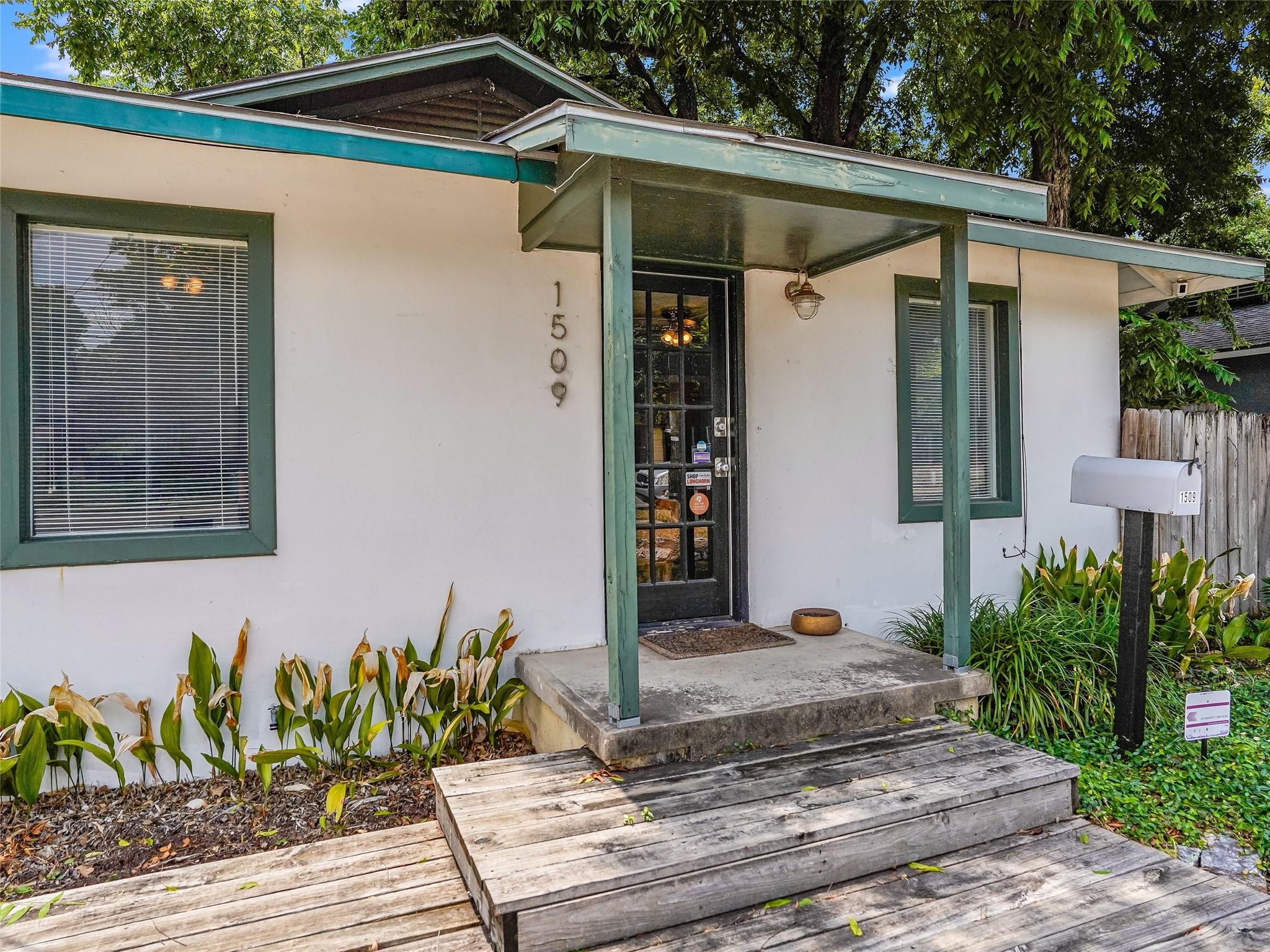 Listing photo 1 of 1509 W Koenig Ln
