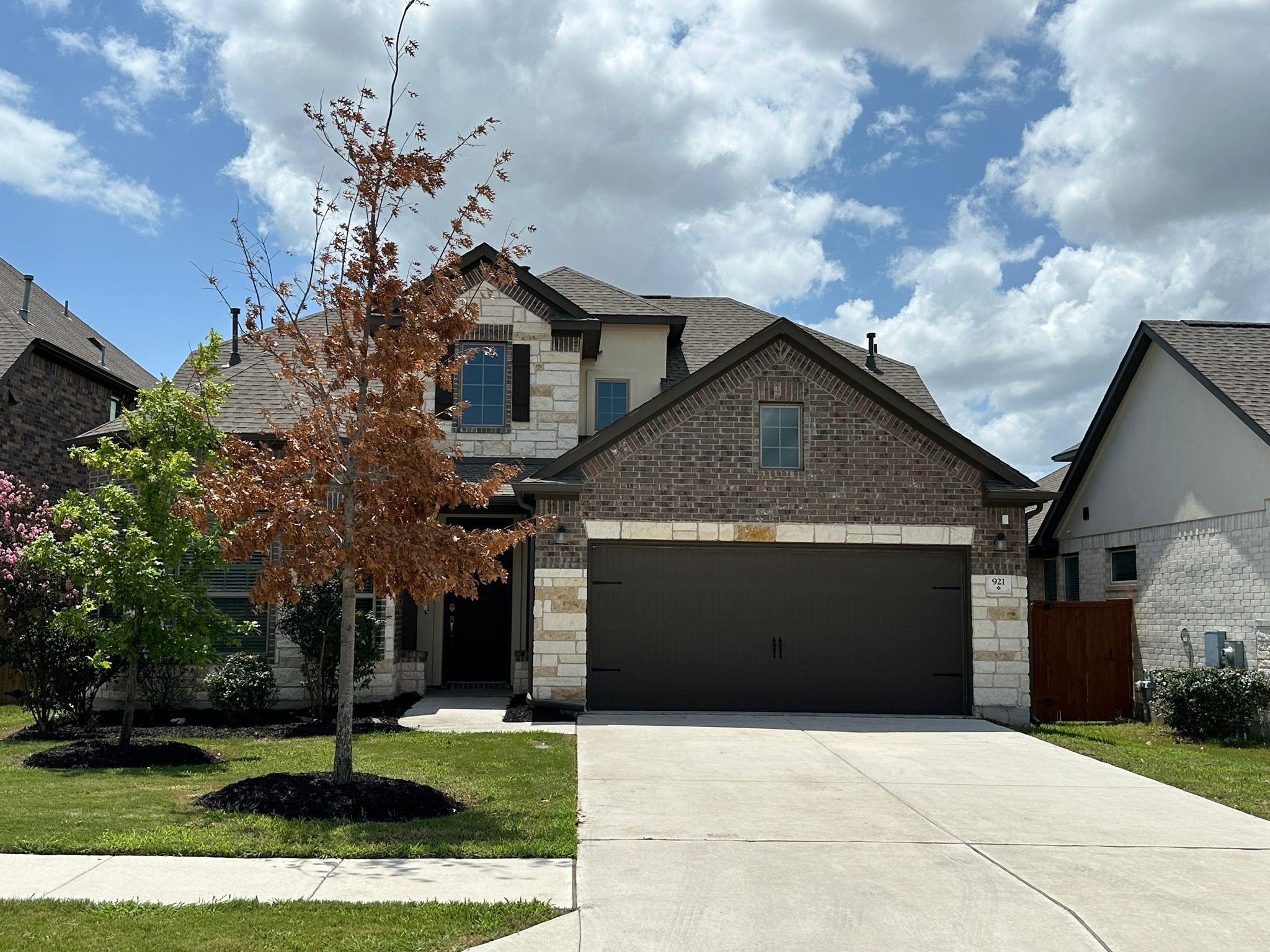 Listing photo 1 of 921  Del Raphael Dr