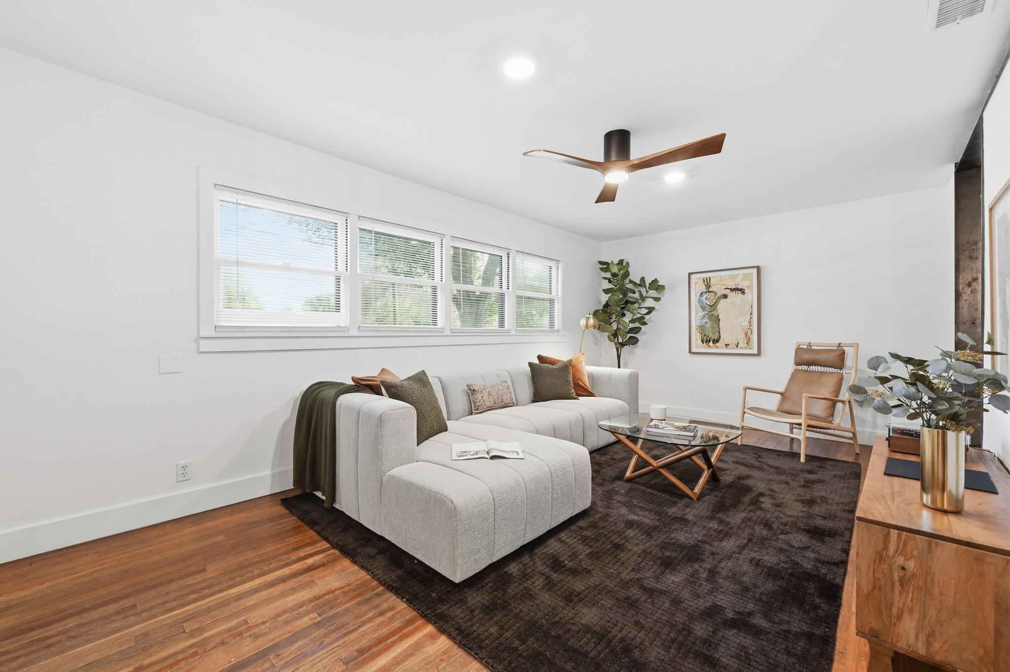 Listing photo 1 of 820  Bois D'Arc St
