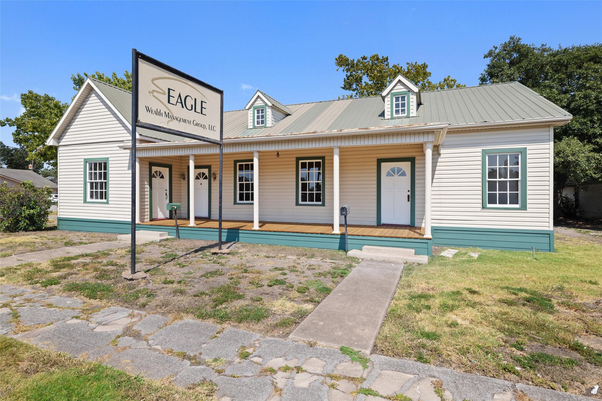 Listing photo 1 of 620 N Main St