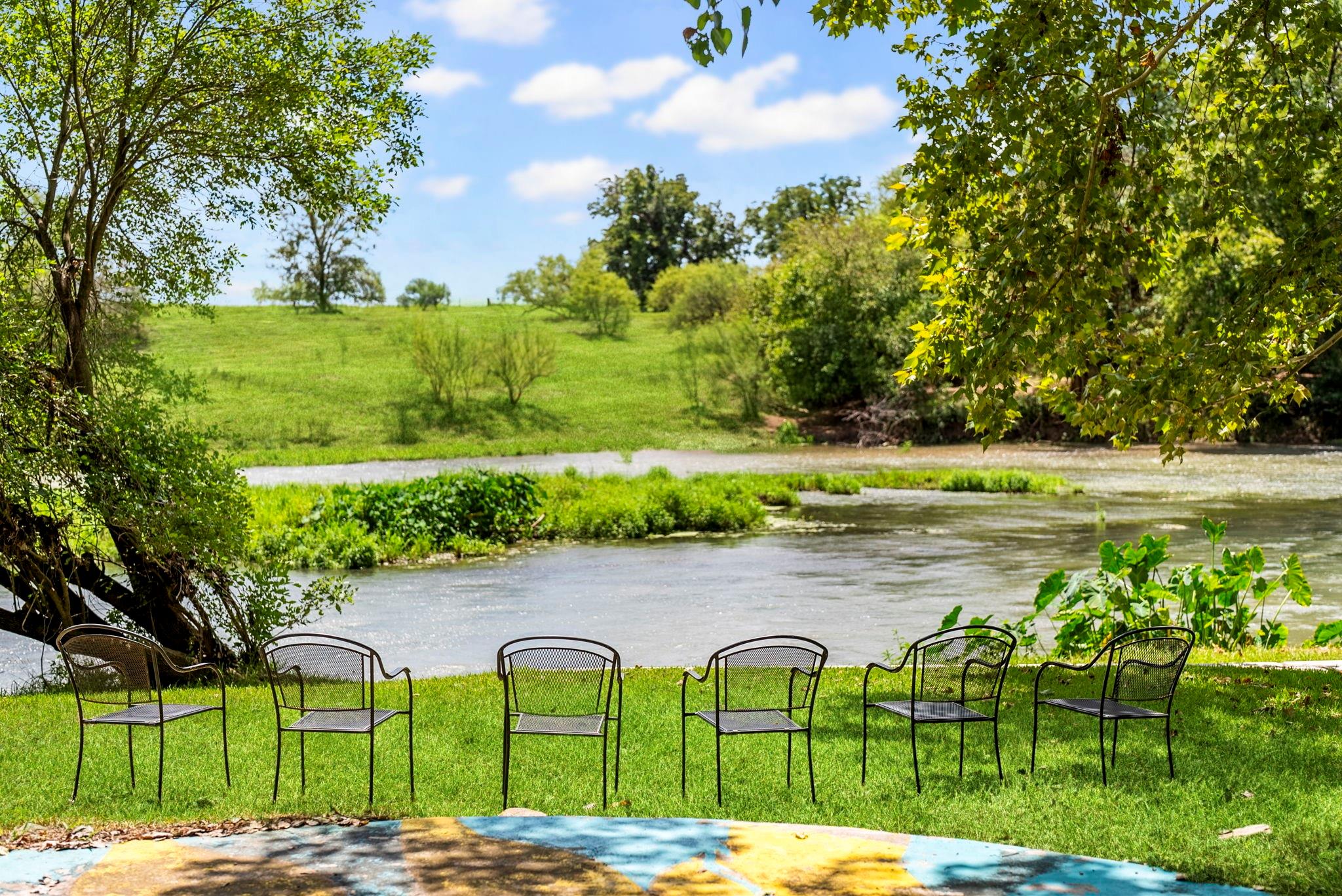 Listing photo 1 of 123  El Camino River Rd