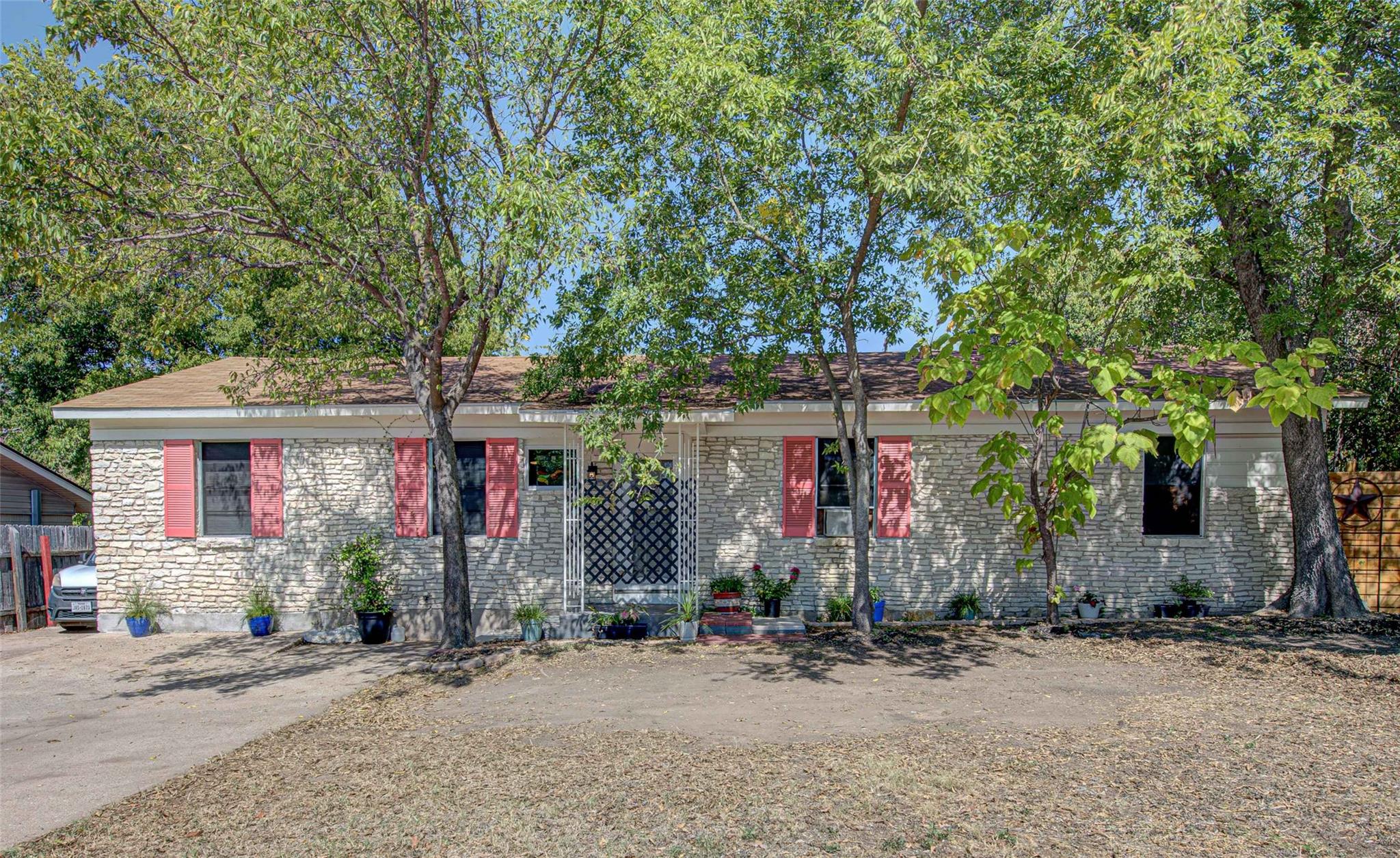 Listing photo 1 of 110 W Saint Johns Ave