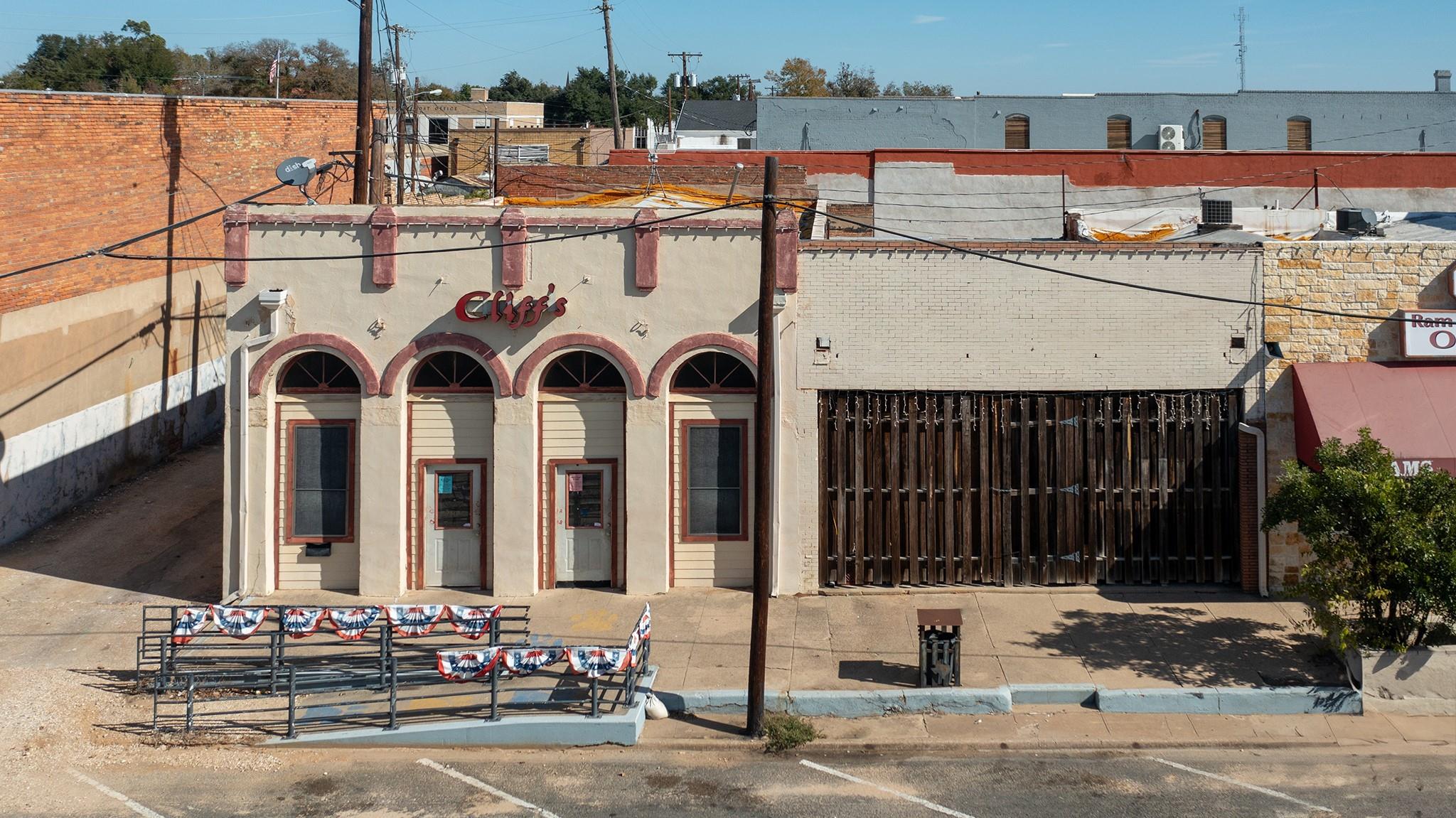 Listing photo 1 of 218 N Main St