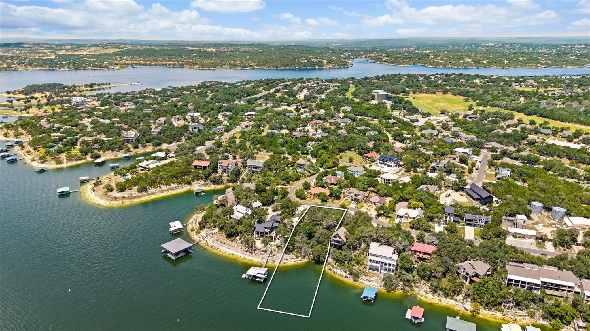 Listing photo 1 of 18401  Lakepoint Cir