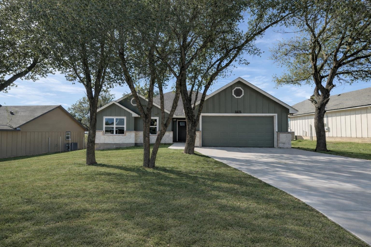 Listing photo 1 of 1023  Fieldstone Dr