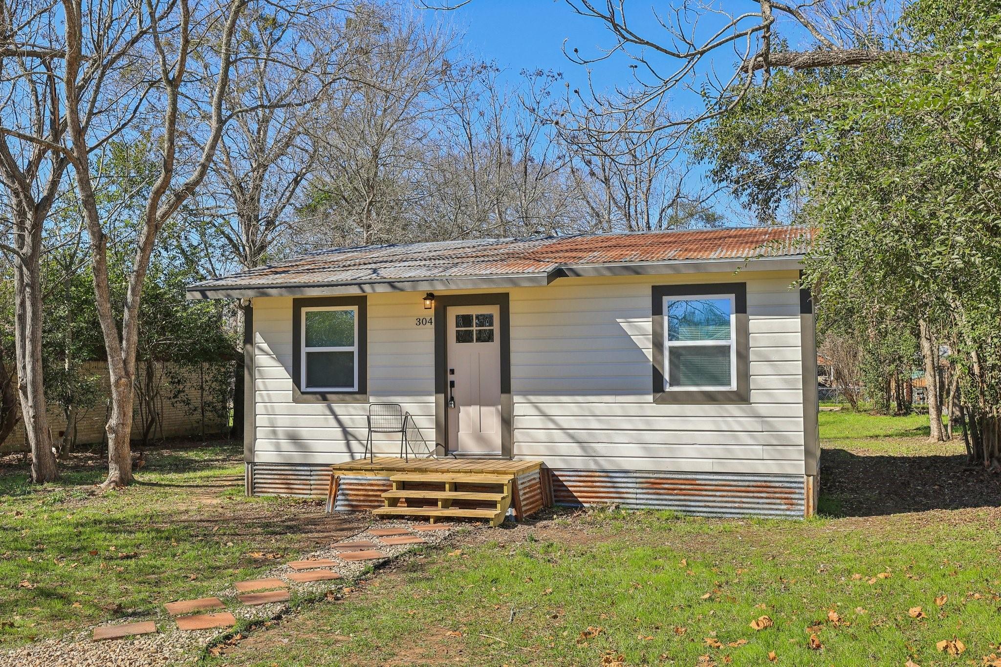 Listing photo 1 of 304  Harris St