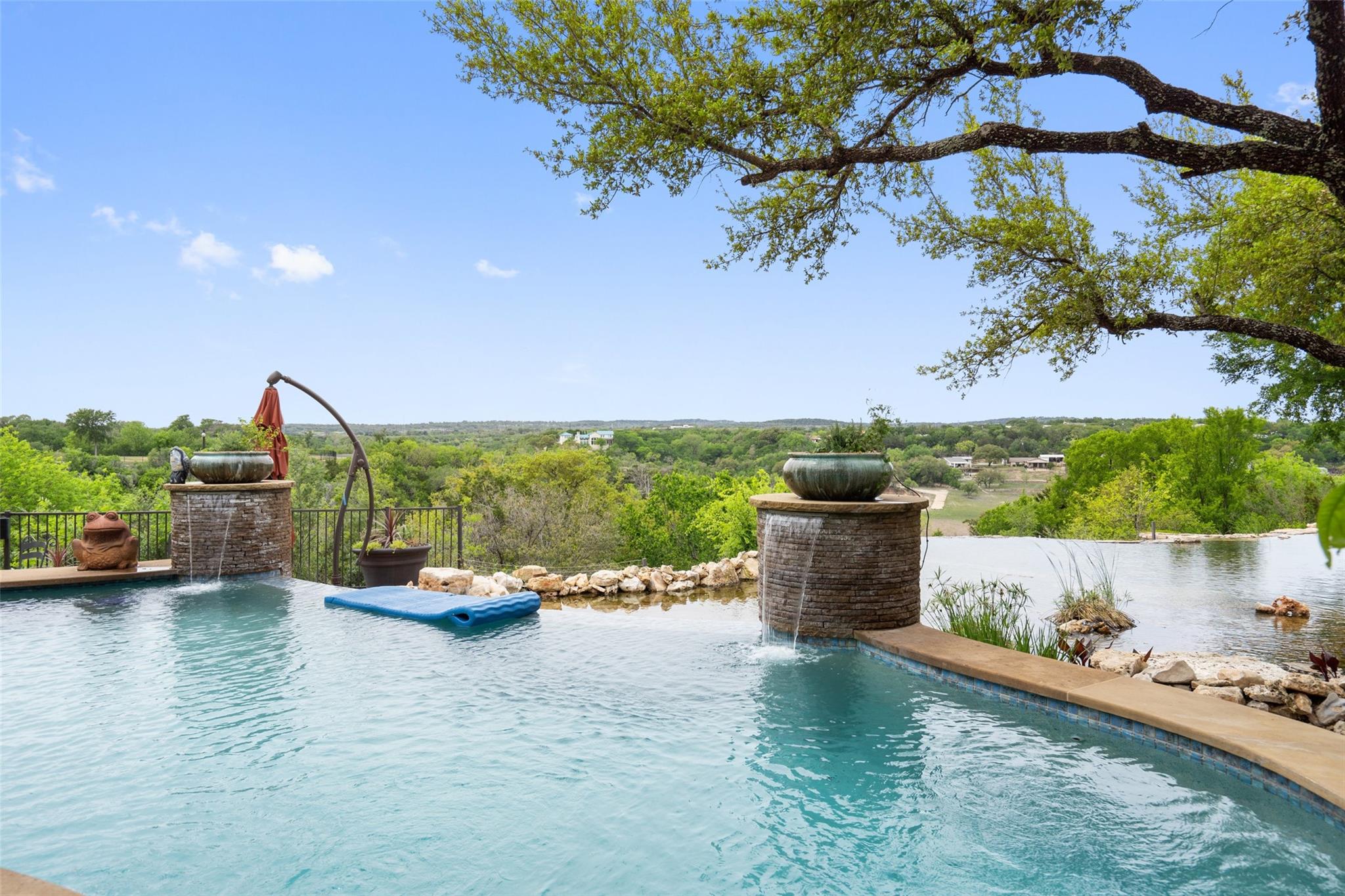 Listing photo 1 of 808  Rivercliff Dr