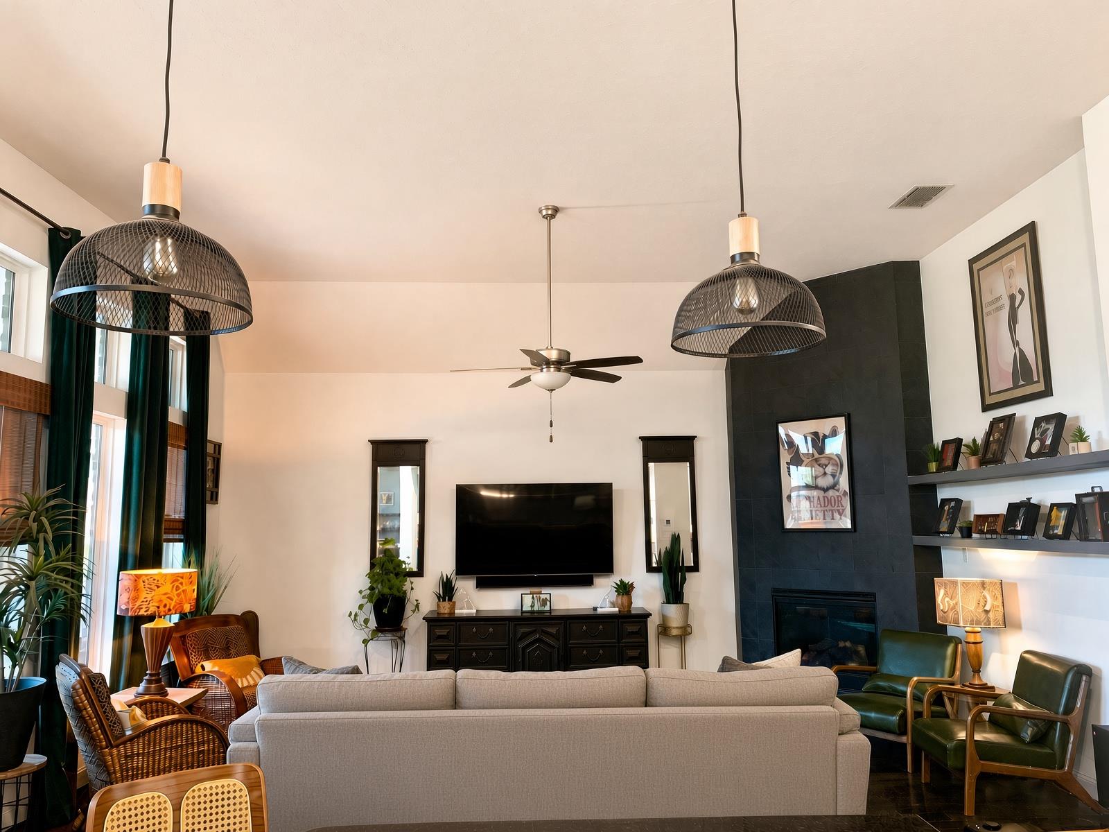 Listing photo 1 of 1335  Gruene Glen St