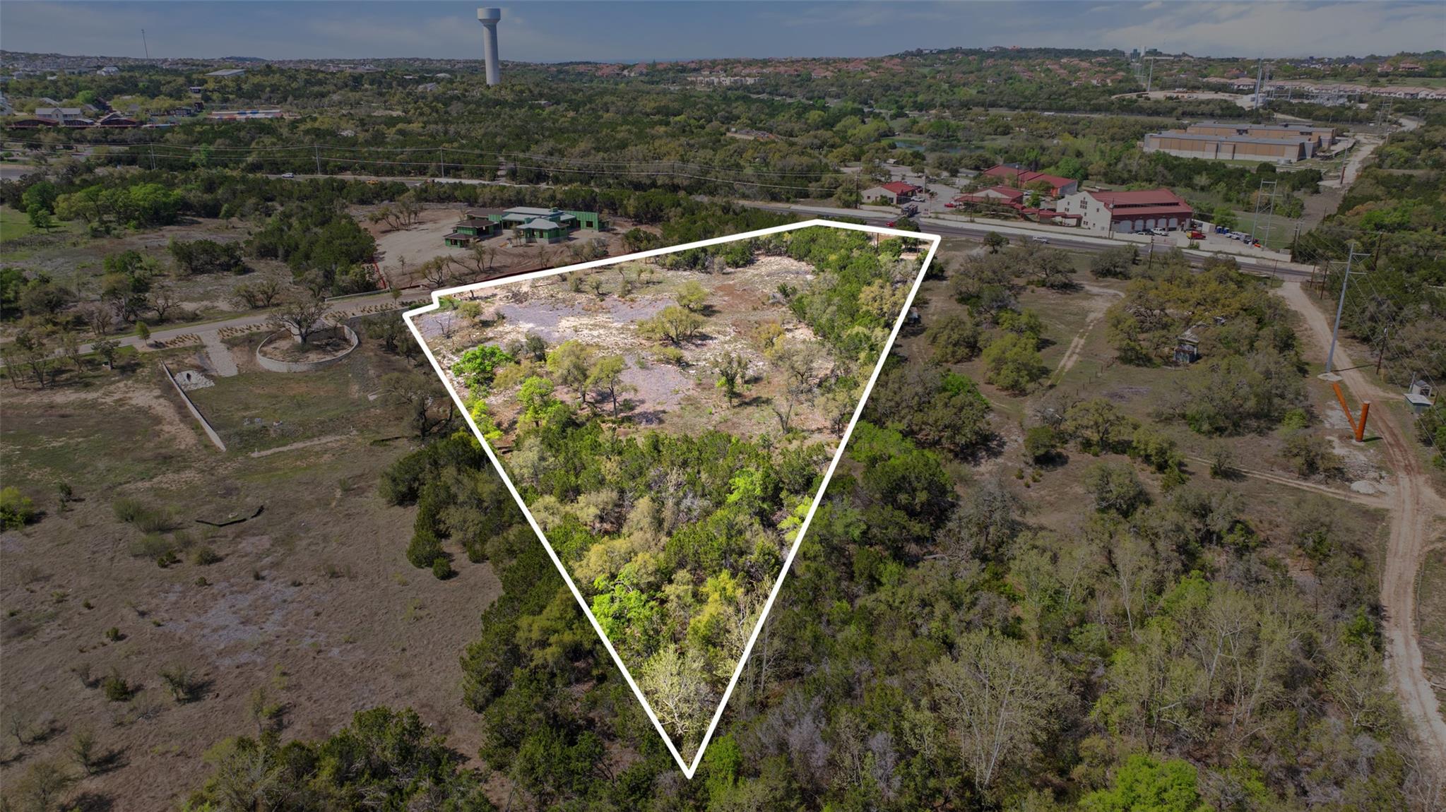 Birds eye view of property featuring a forest view