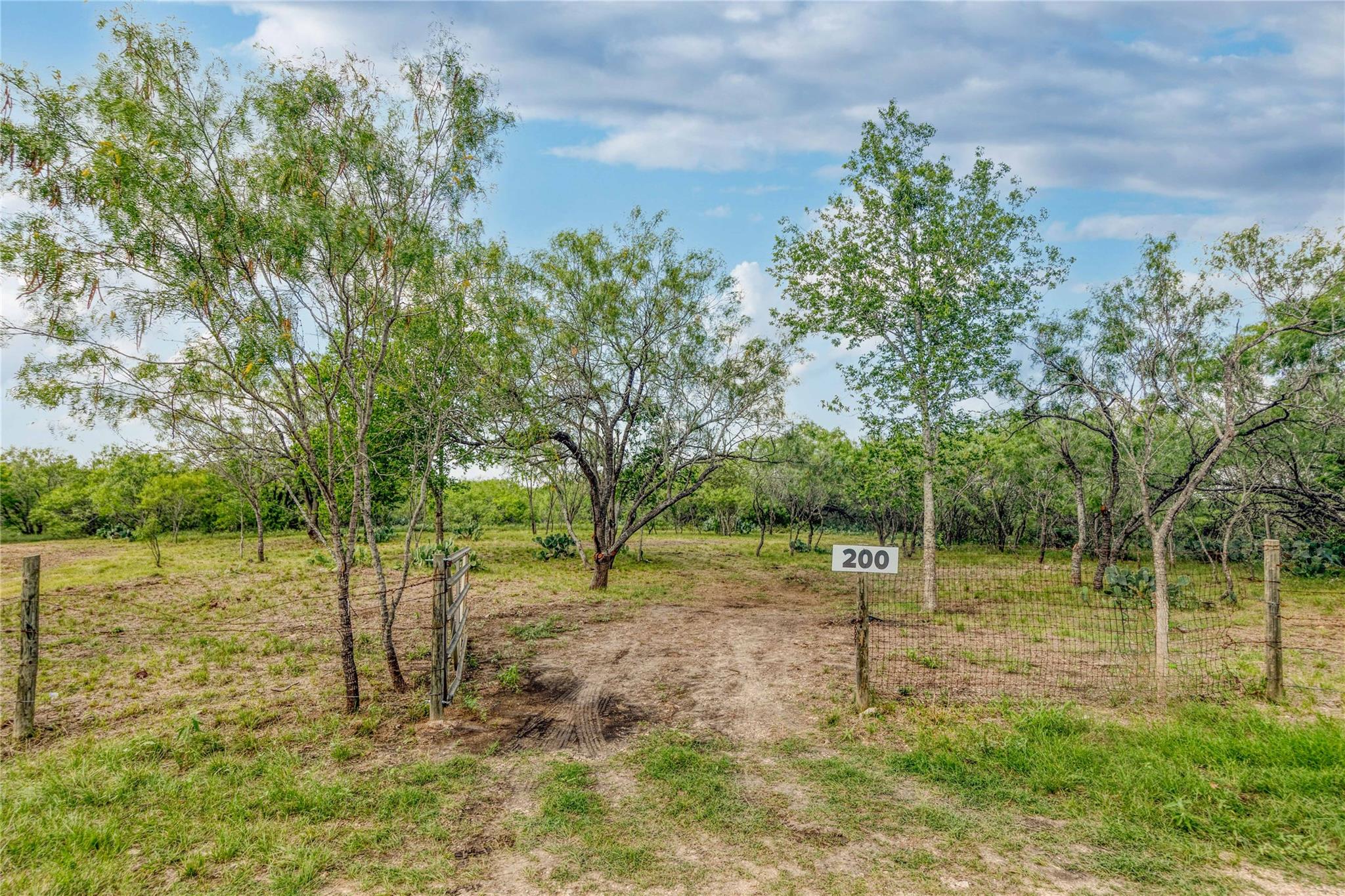 Listing photo 1 of 200  Armstrong Rd