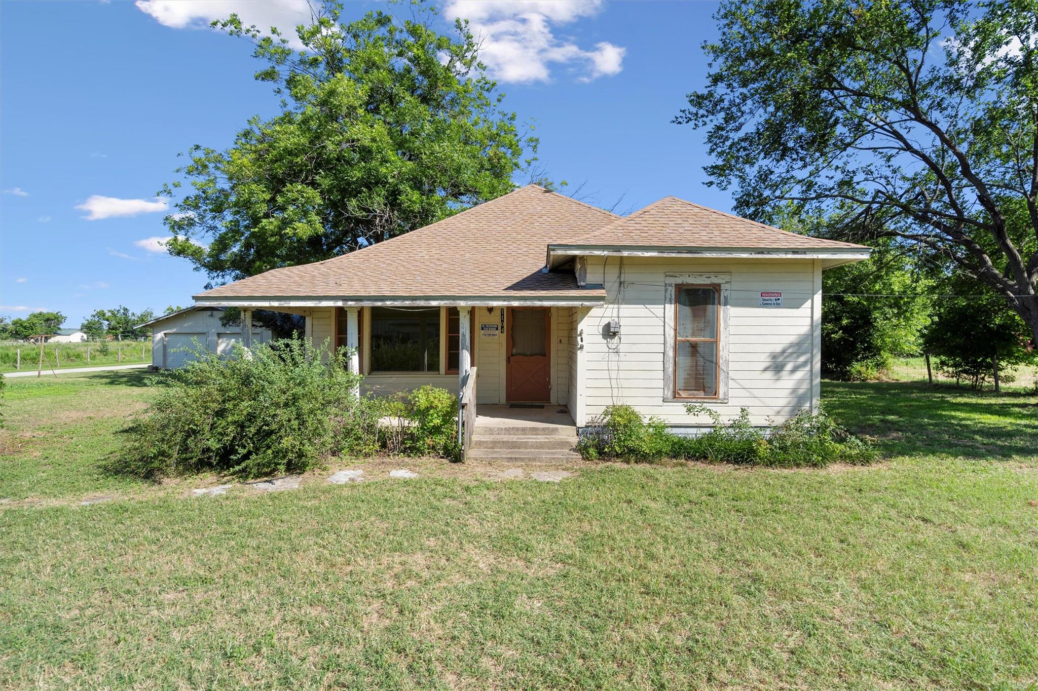Ranch-style house with roof with shingles, a fron