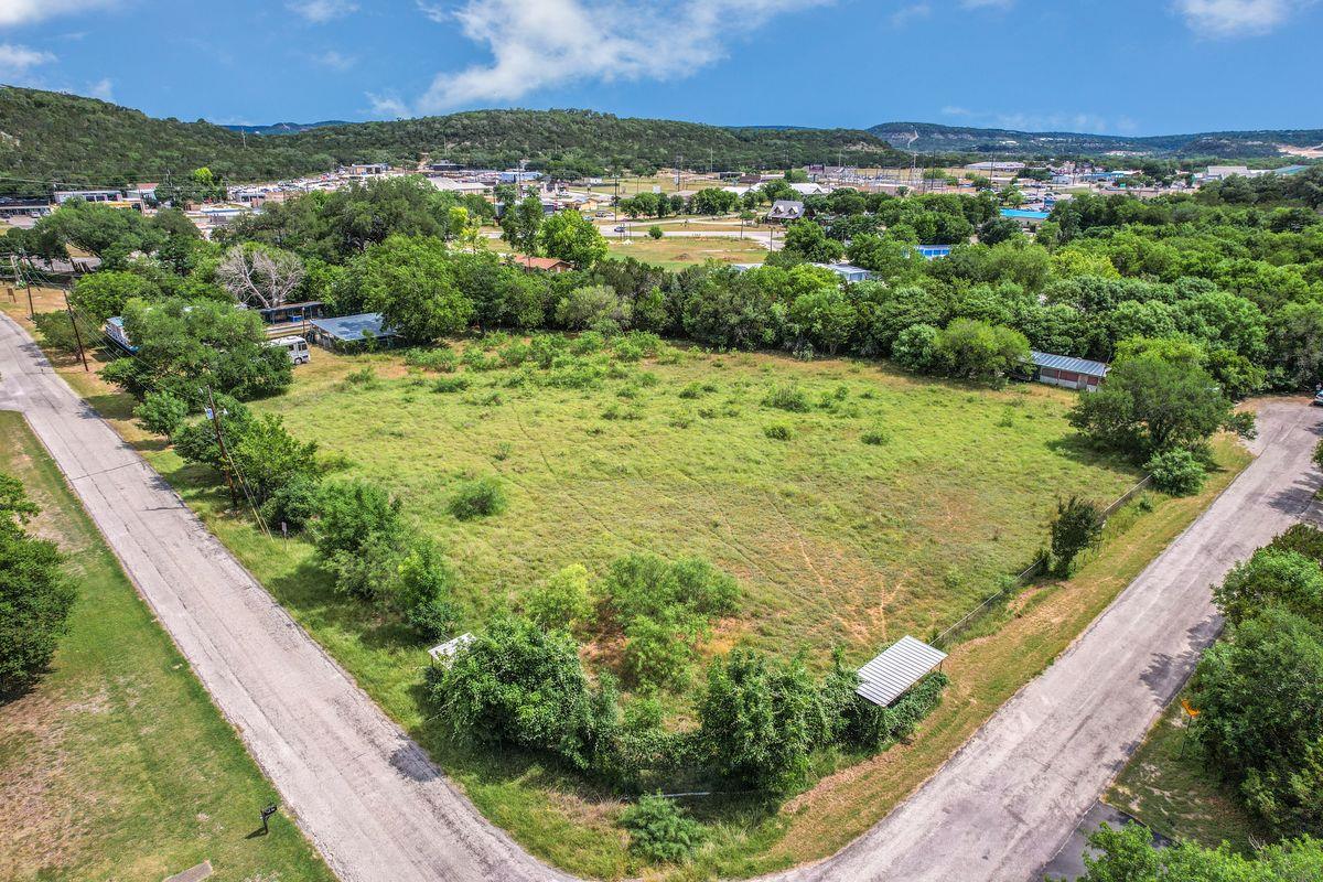 Listing photo 1 of 201  Oak Dr