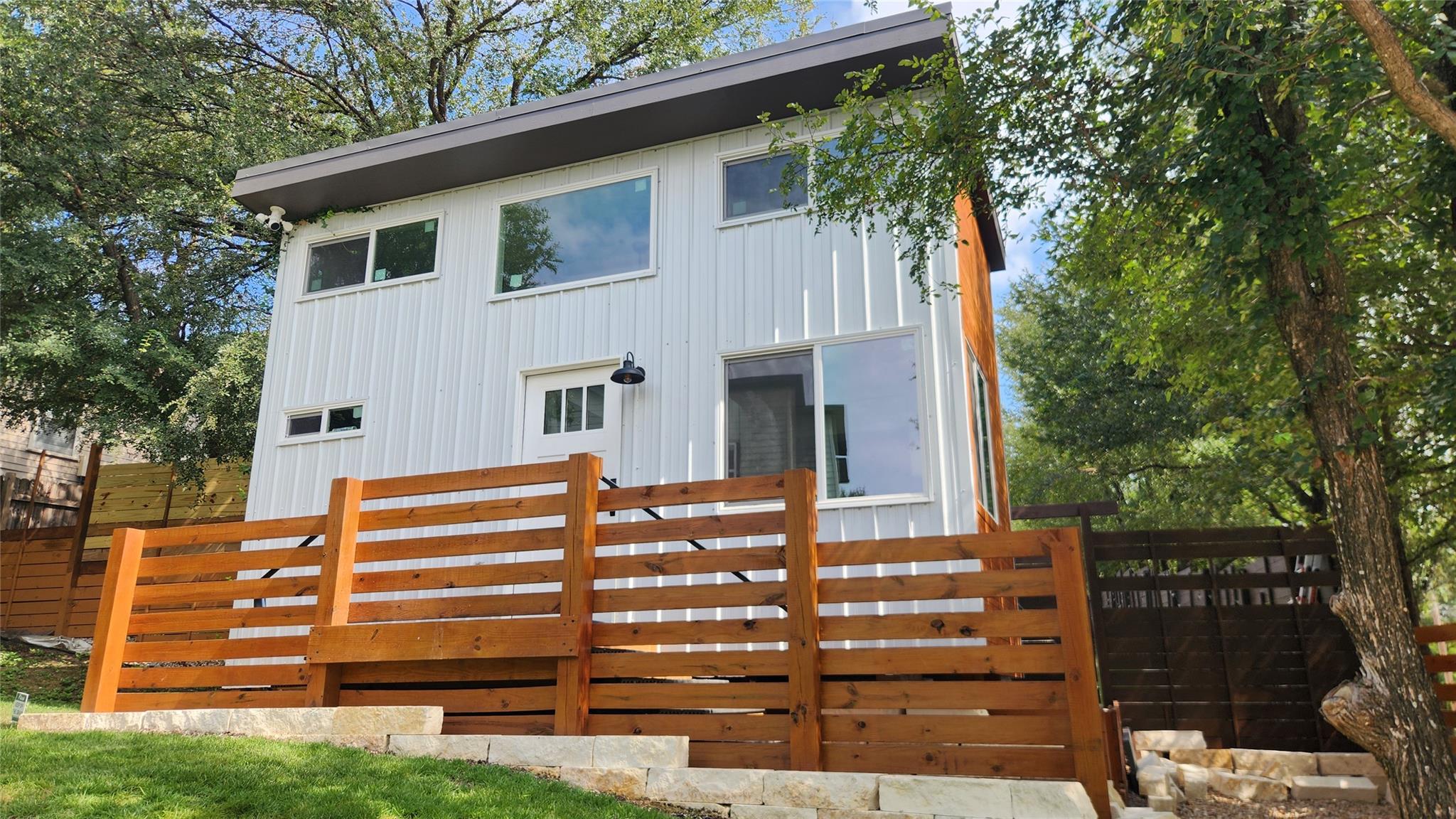 Listing photo 1 of 1134  Lott Ave