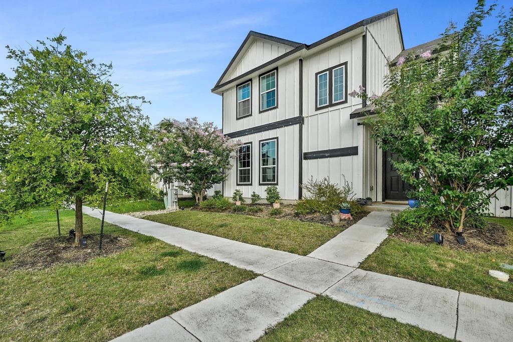 Listing photo 1 of 141  Fabion St