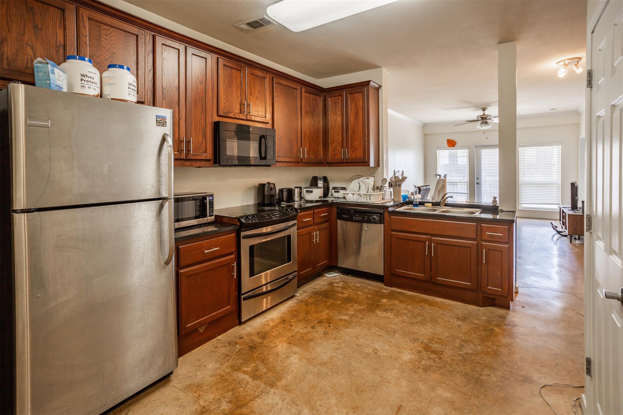 Listing photo 1 of 910 W 25th St  #403