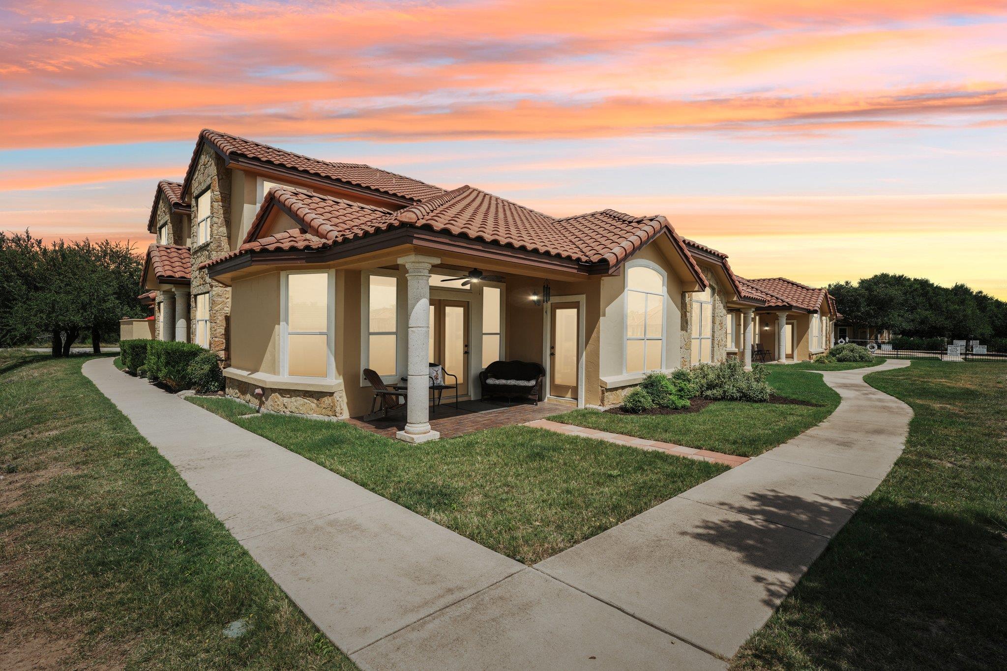 Listing photo 1 of 2010  American Dr  #2