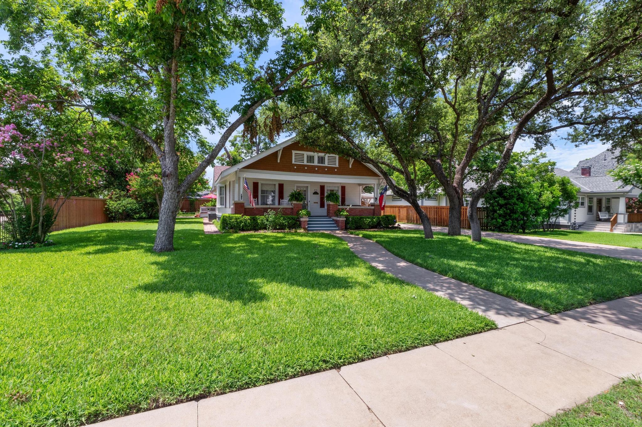 Bungalow with a porch