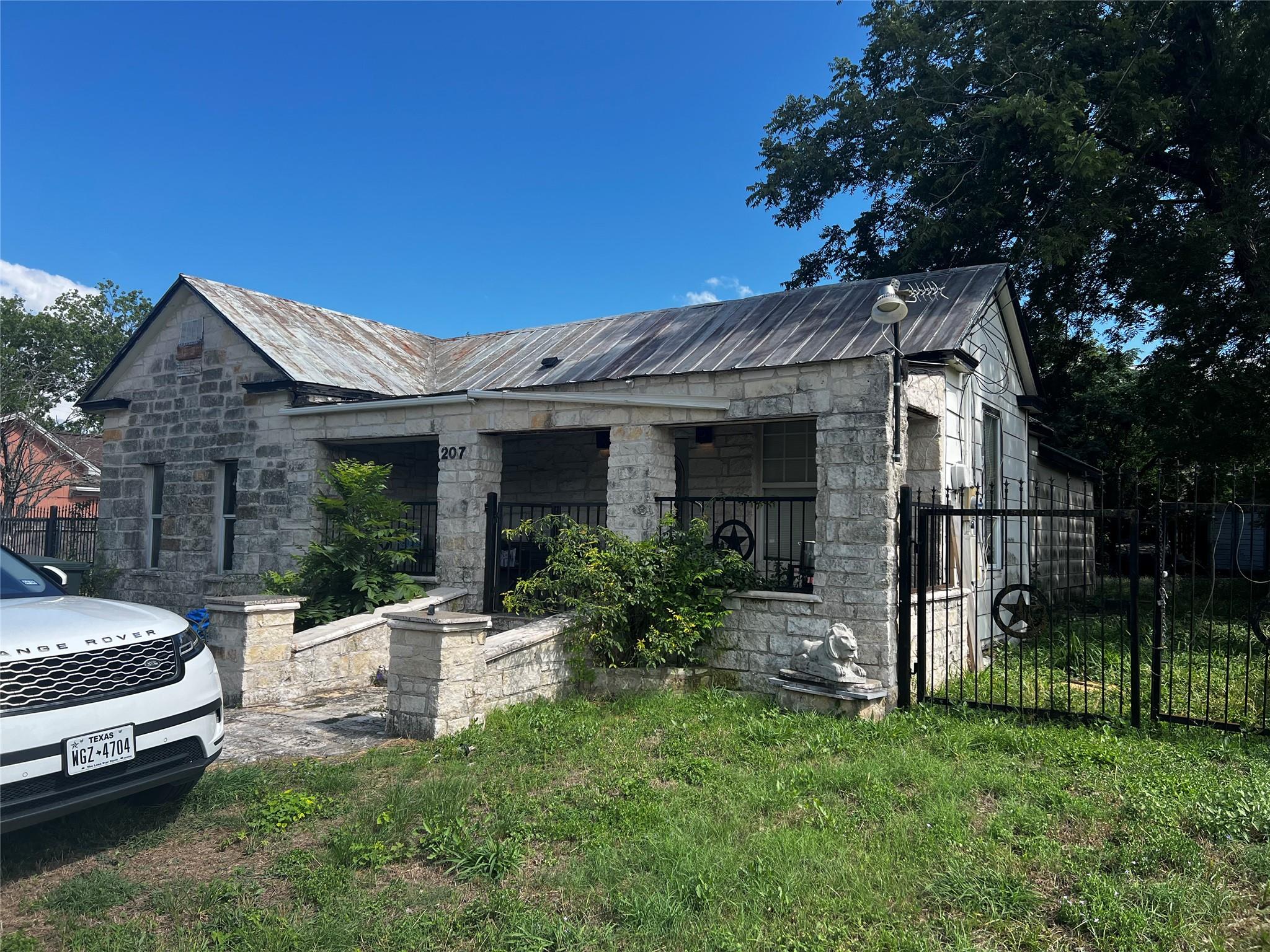 Listing photo 1 of 207  Miller St