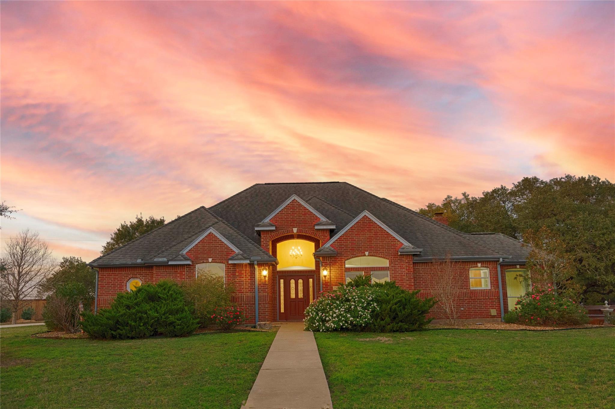 Listing photo 1 of 900  Schulze Rd