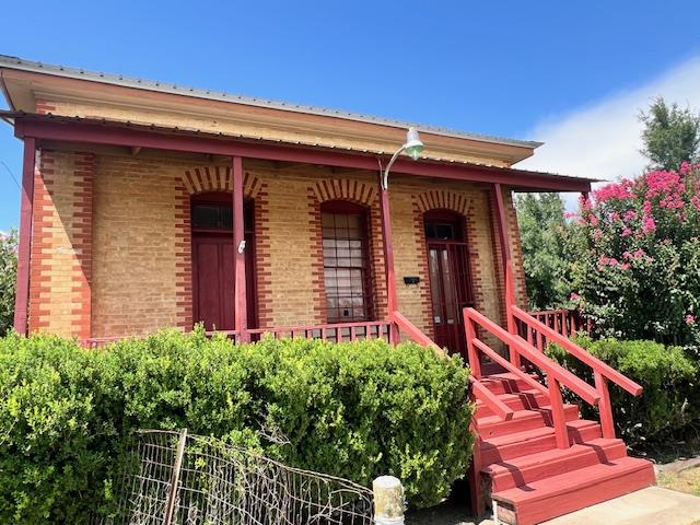 Listing photo 1 of 208 SW Texas St