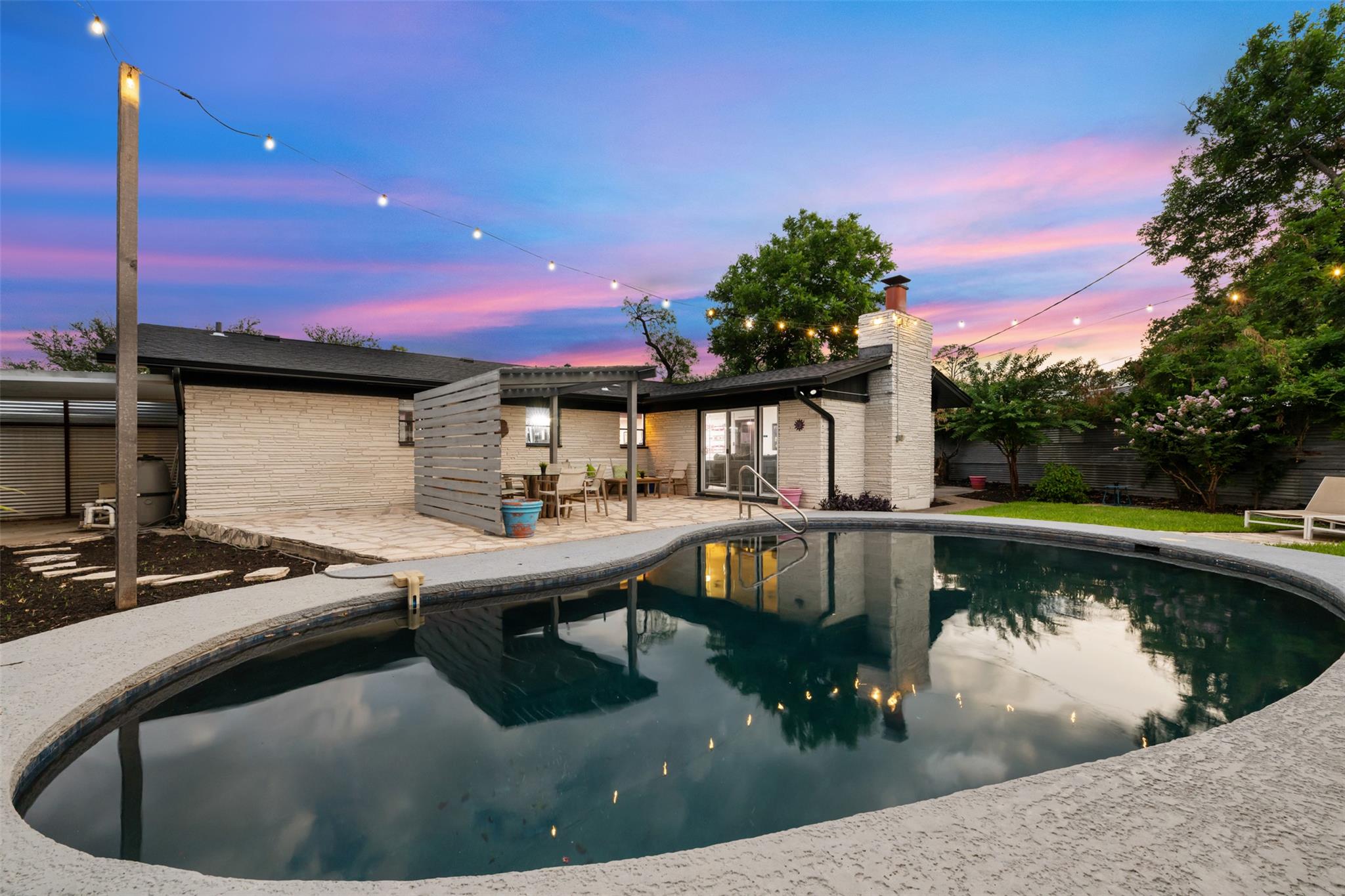 Listing photo 1 of 1806  Rogge Ln