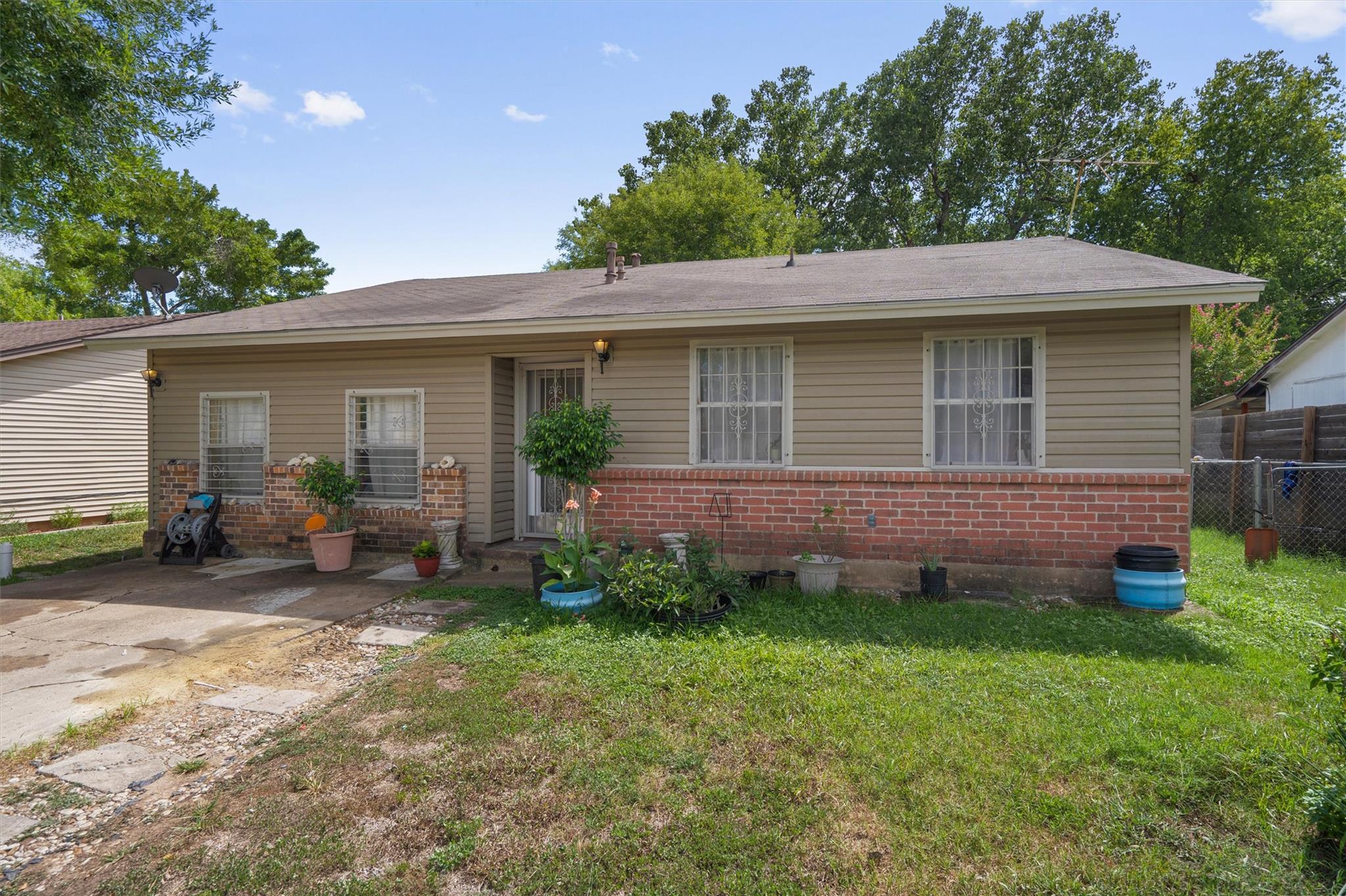 Listing photo 1 of 5507  Burgundy Dr