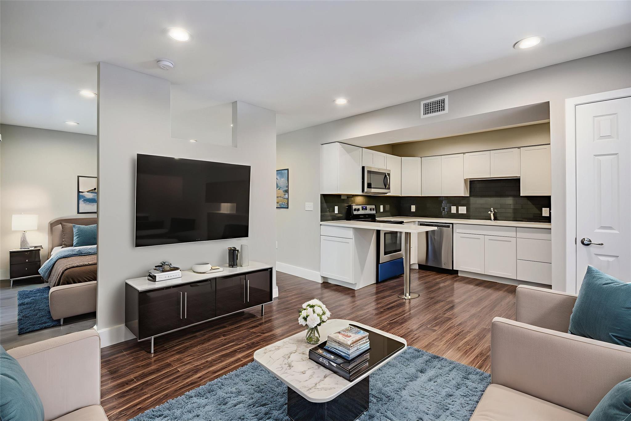Listing photo 1 of 935  La Posada Dr  #142