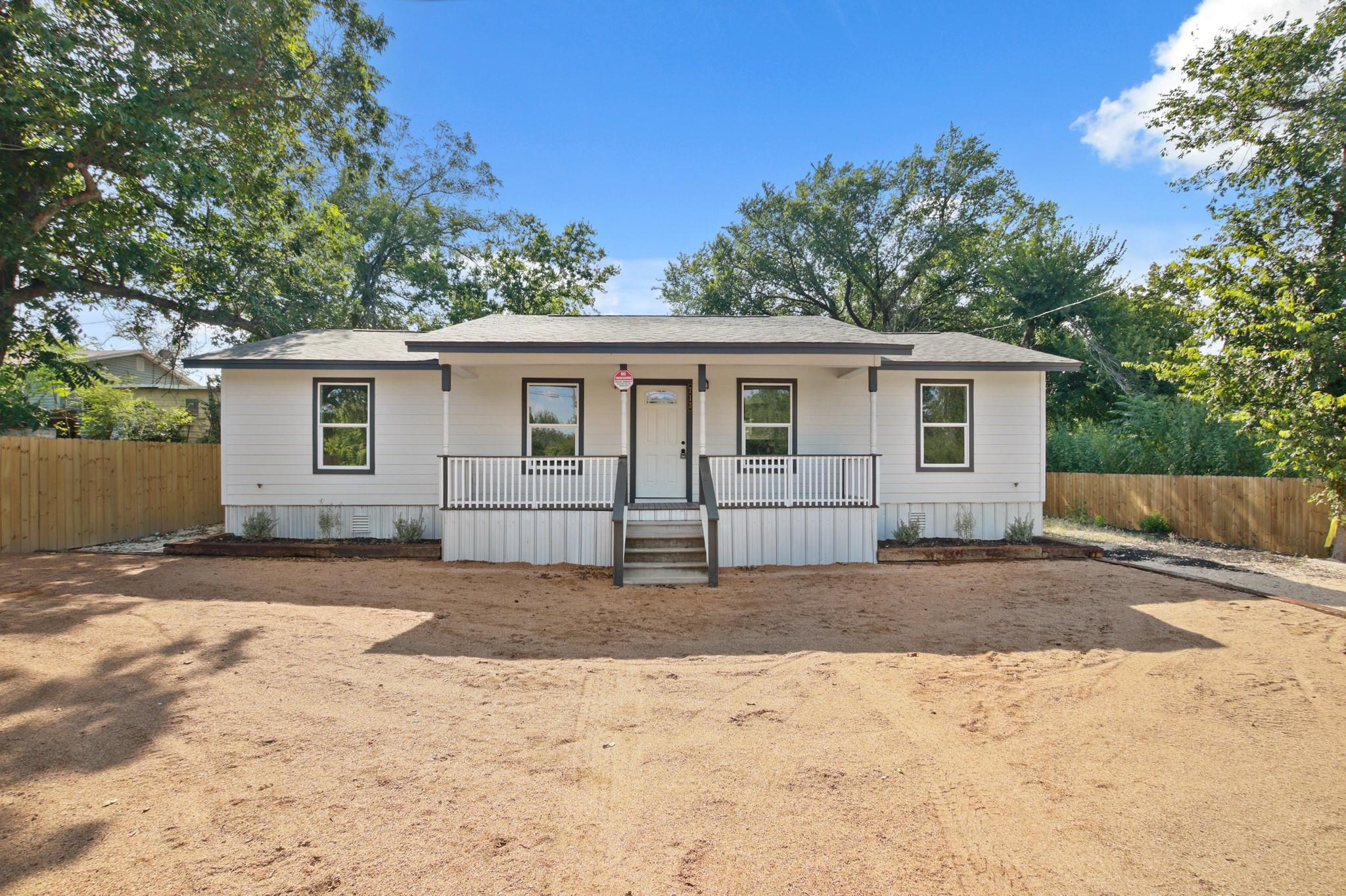 Manufactured / mobile home featuring a porch and 