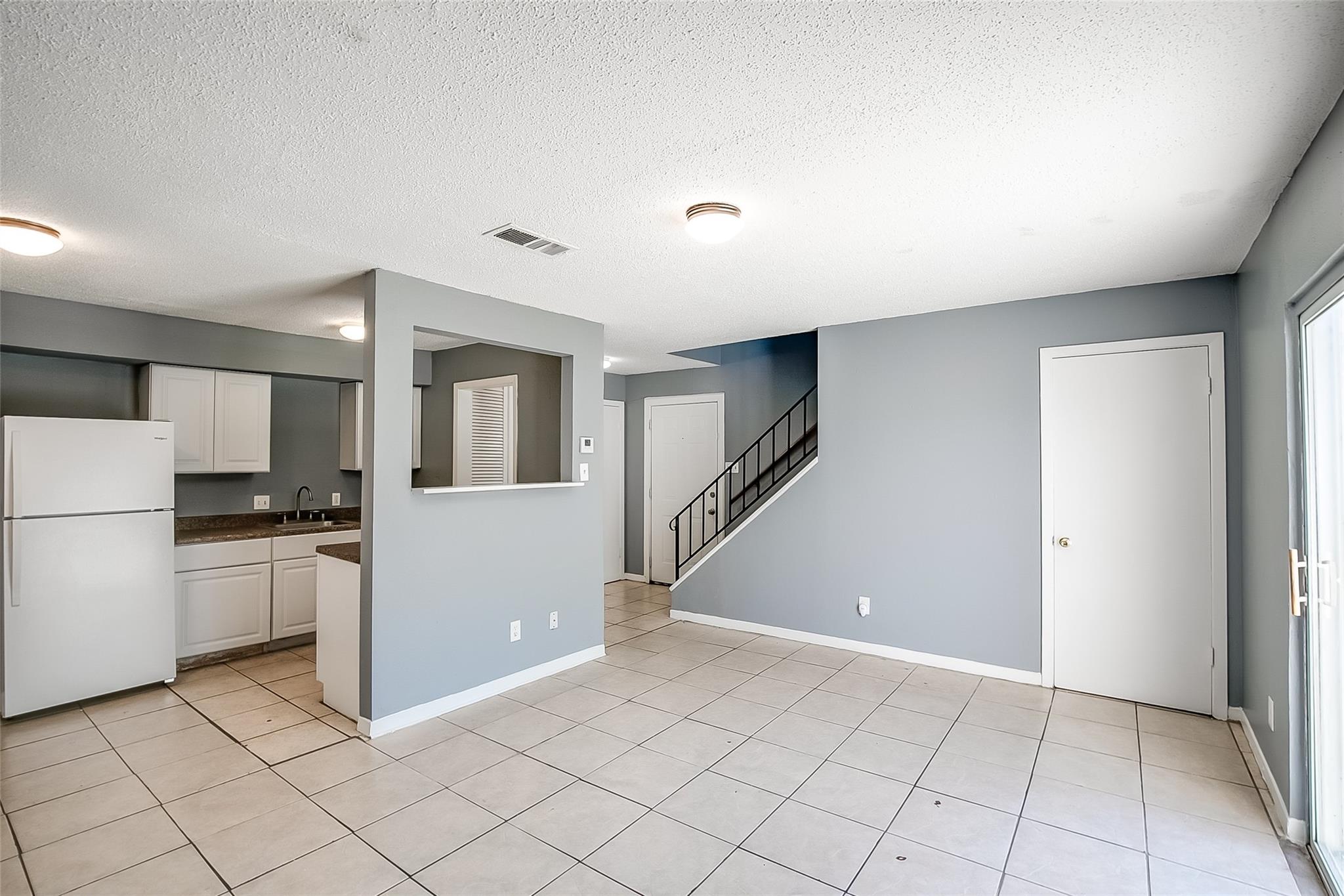Listing photo 1 of 2215  Missionhill Dr  #104