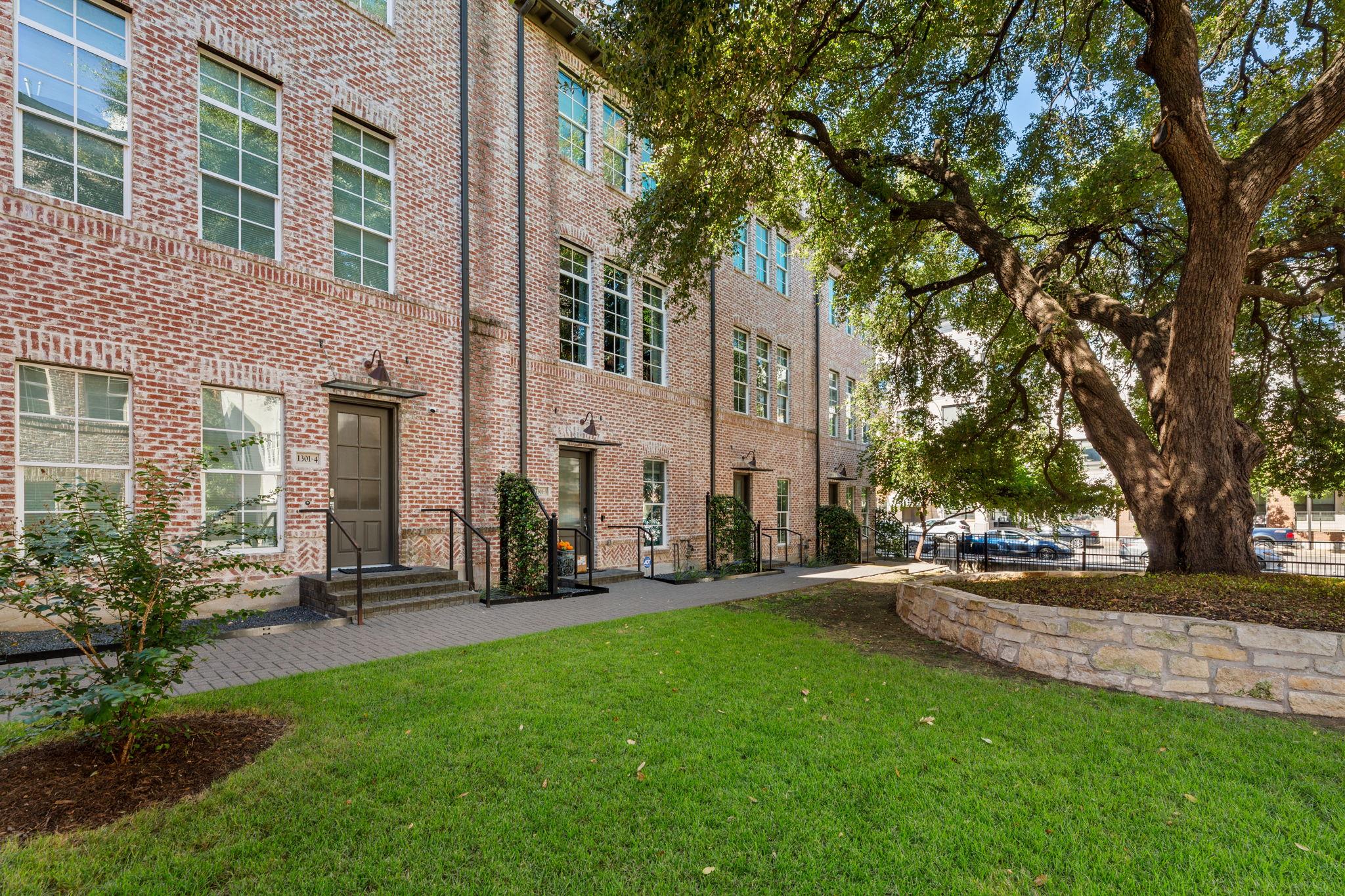 Listing photo 1 of 1301  Town Creek Dr  #2