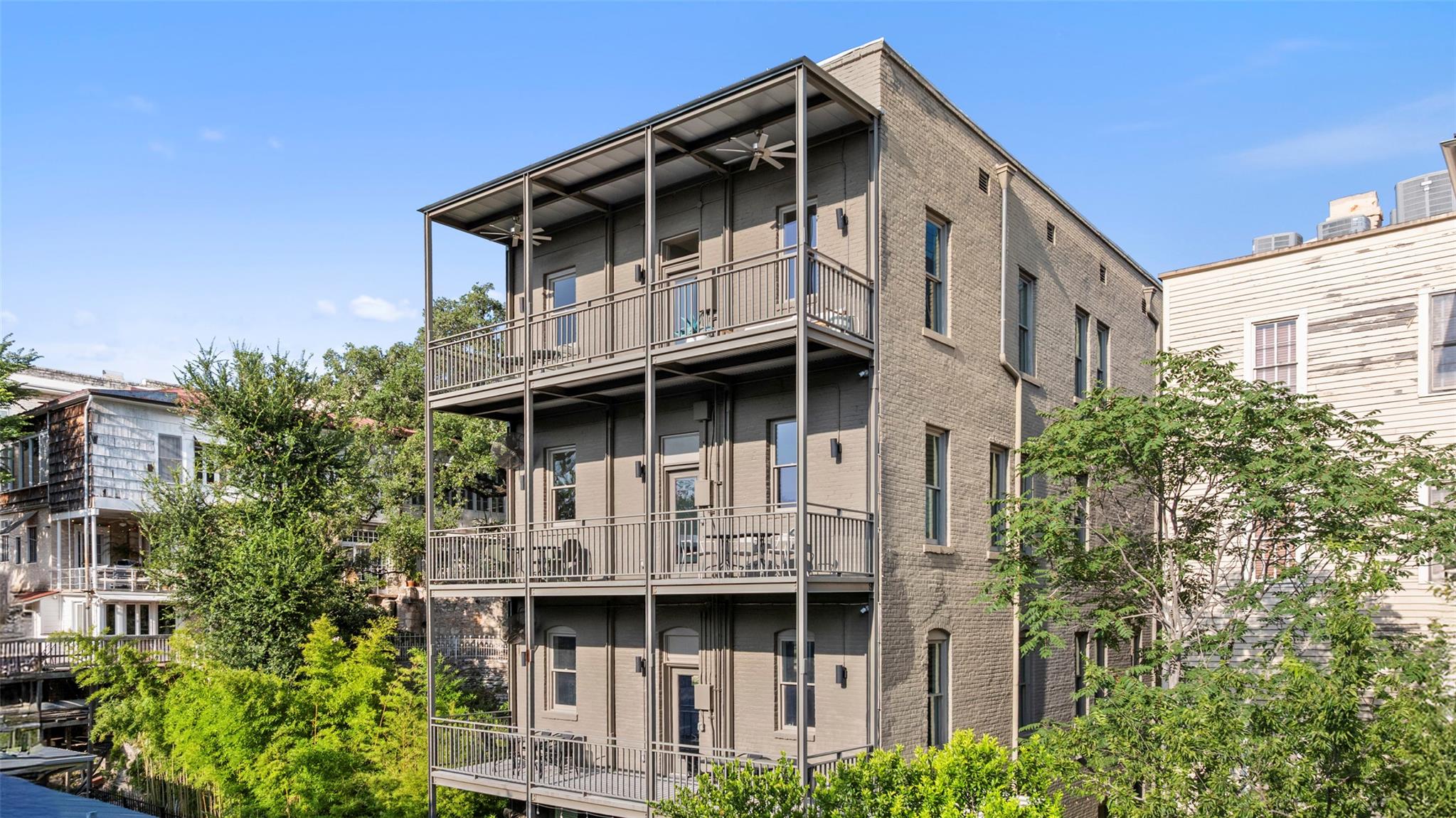 Listing photo 1 of 702  San Antonio St