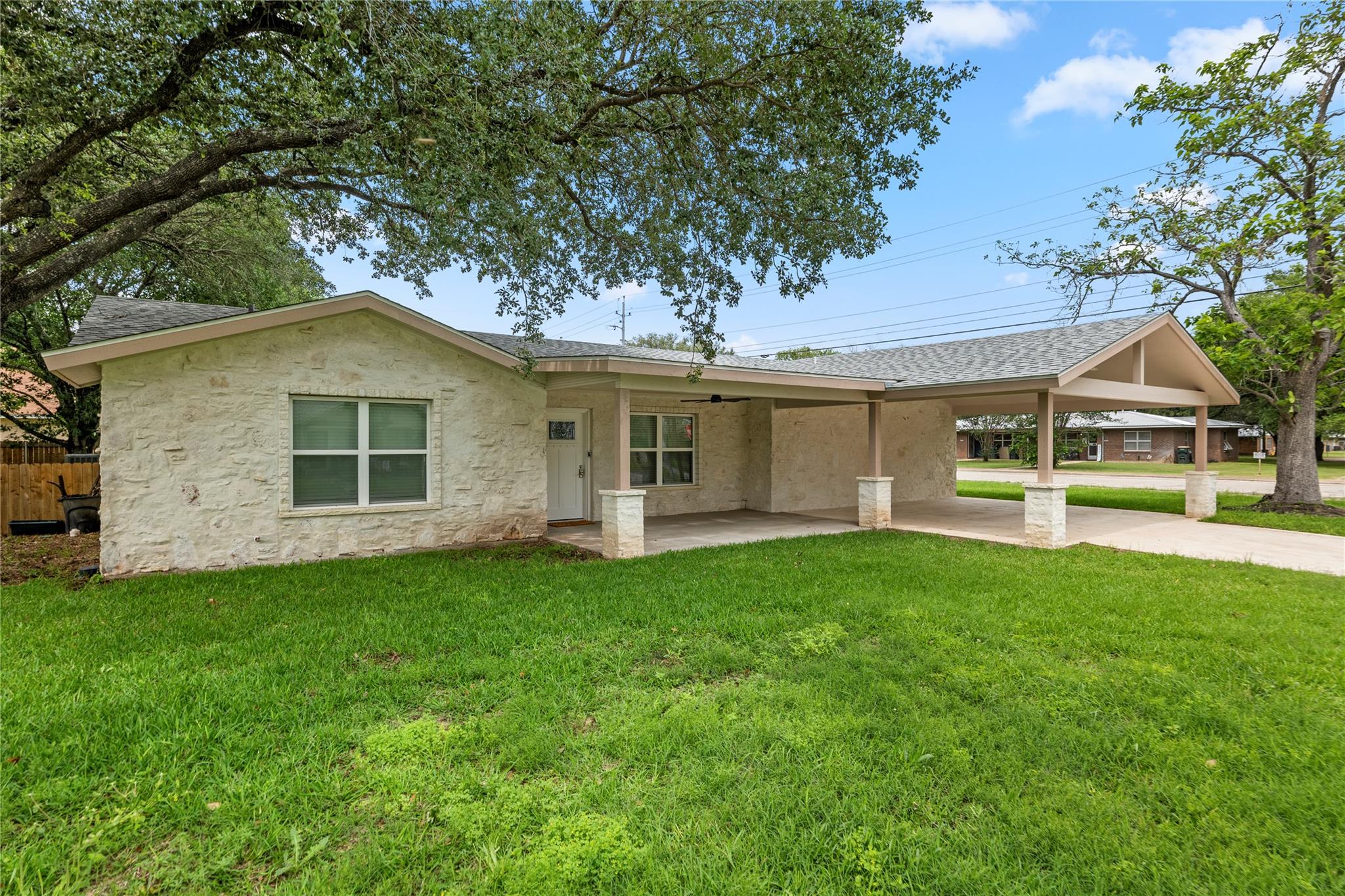 Listing photo 1 of 412  Oak St