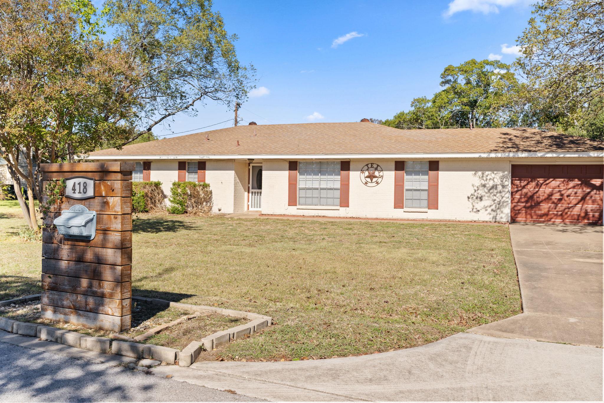 Ranch-style house featuring a front lawn, drivewa