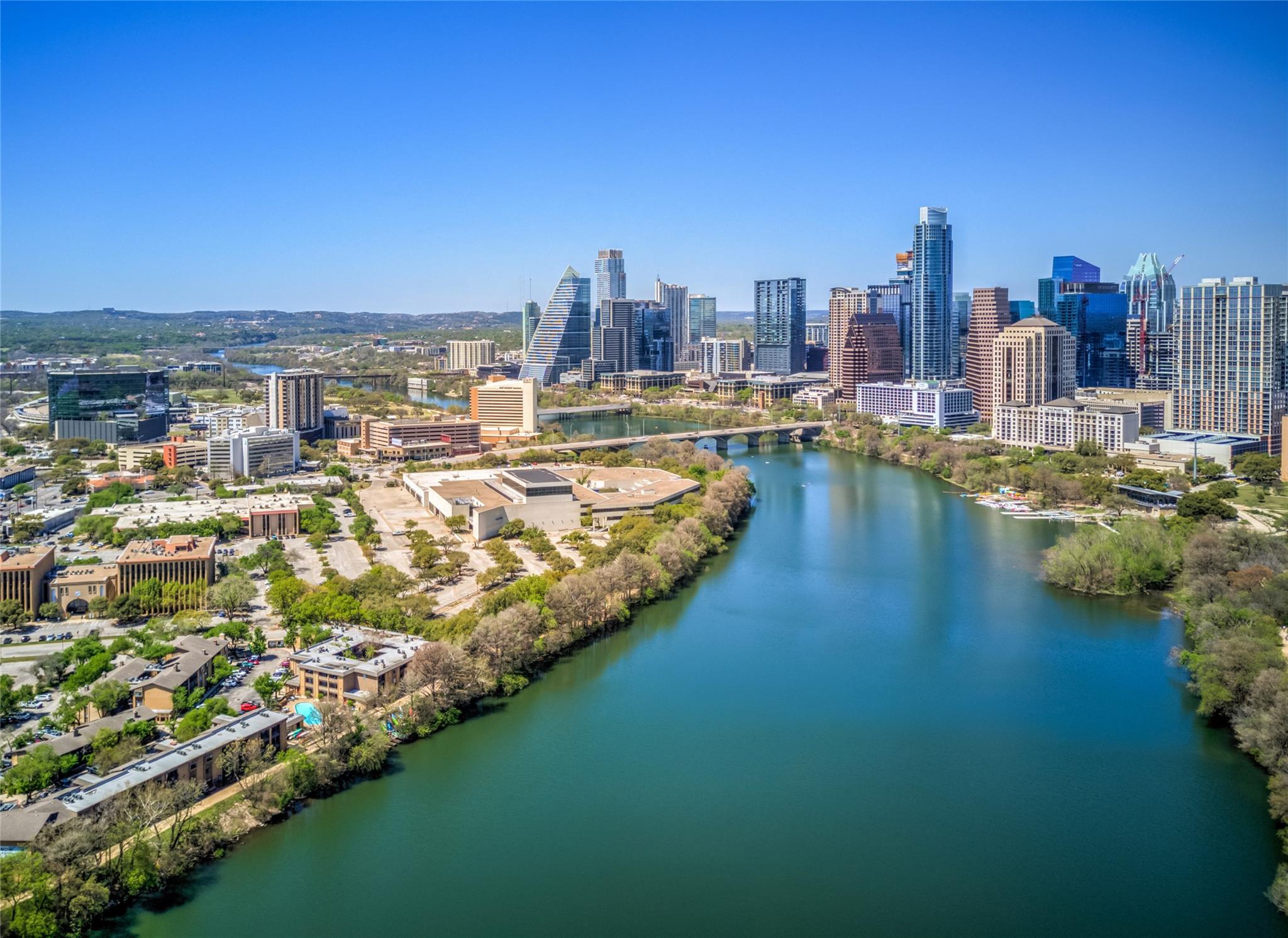 Bird's eye view of a large body of water and city