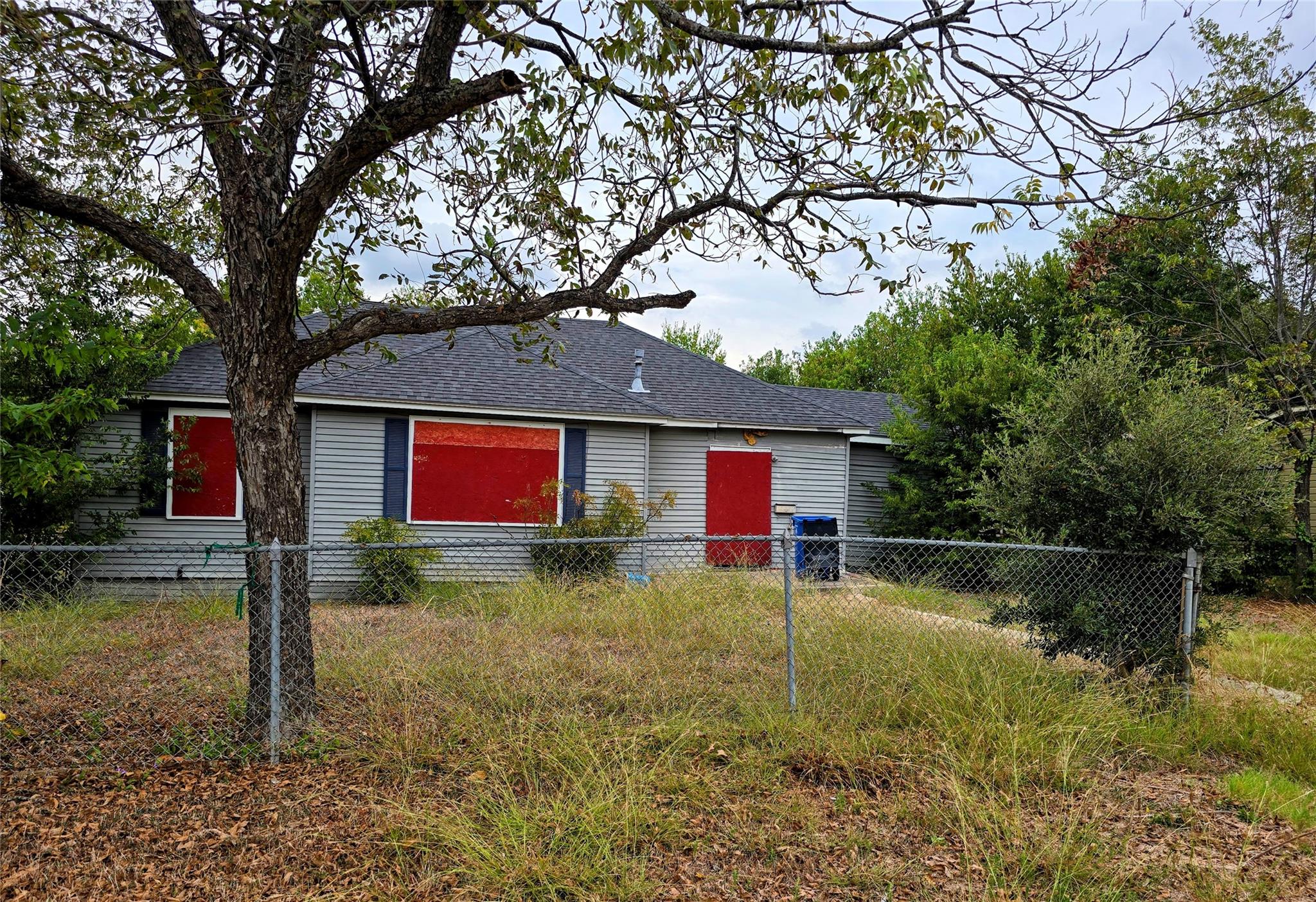 View of front facade with a fenced front yard and
