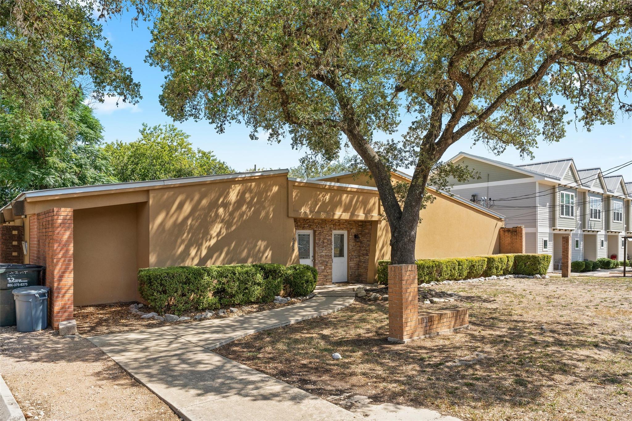Listing photo 1 of 521 & 525 W Hutchison St