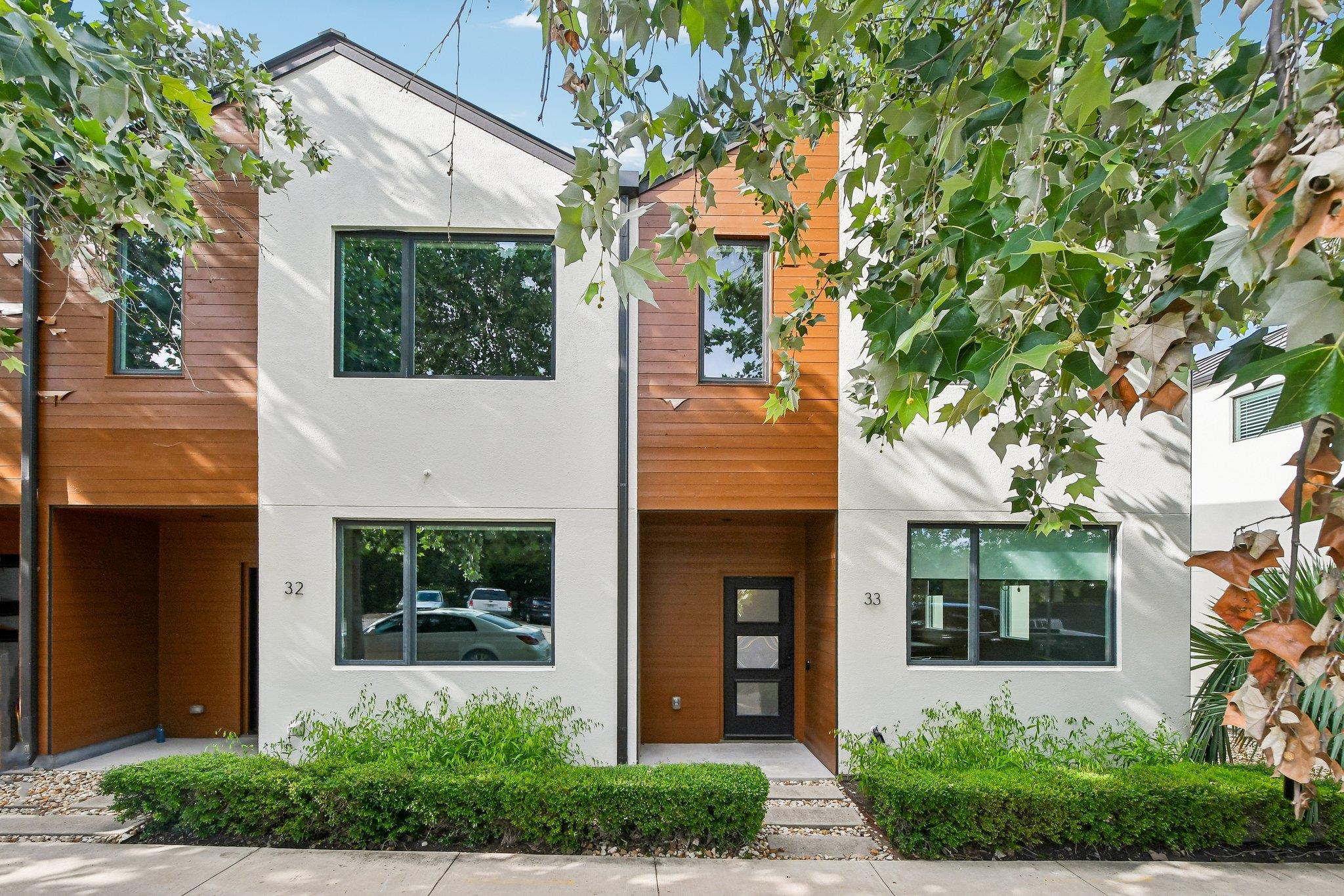 Listing photo 1 of 1931 E 38th 1/2 St  #33