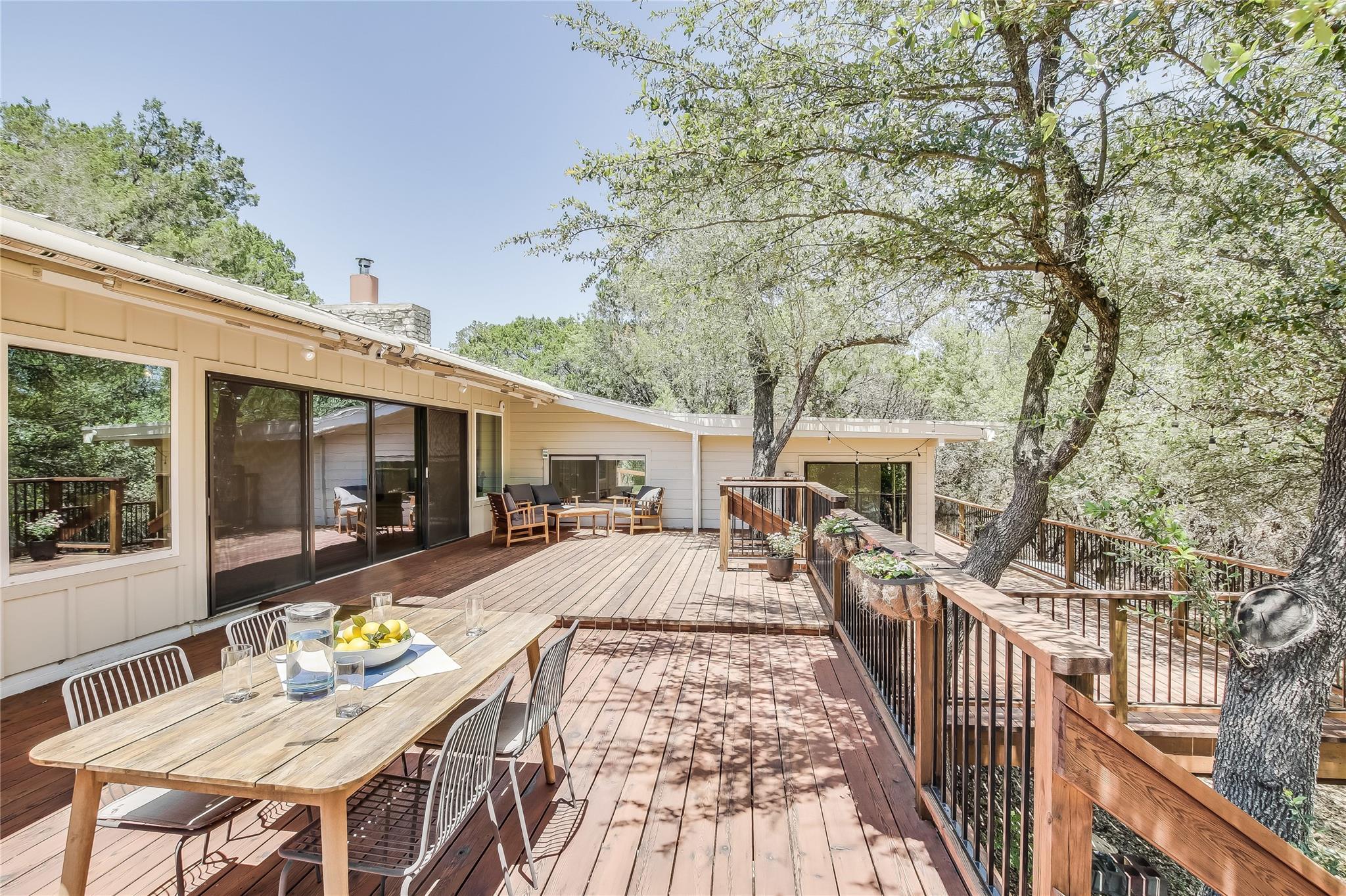 Deck featuring outdoor dining space