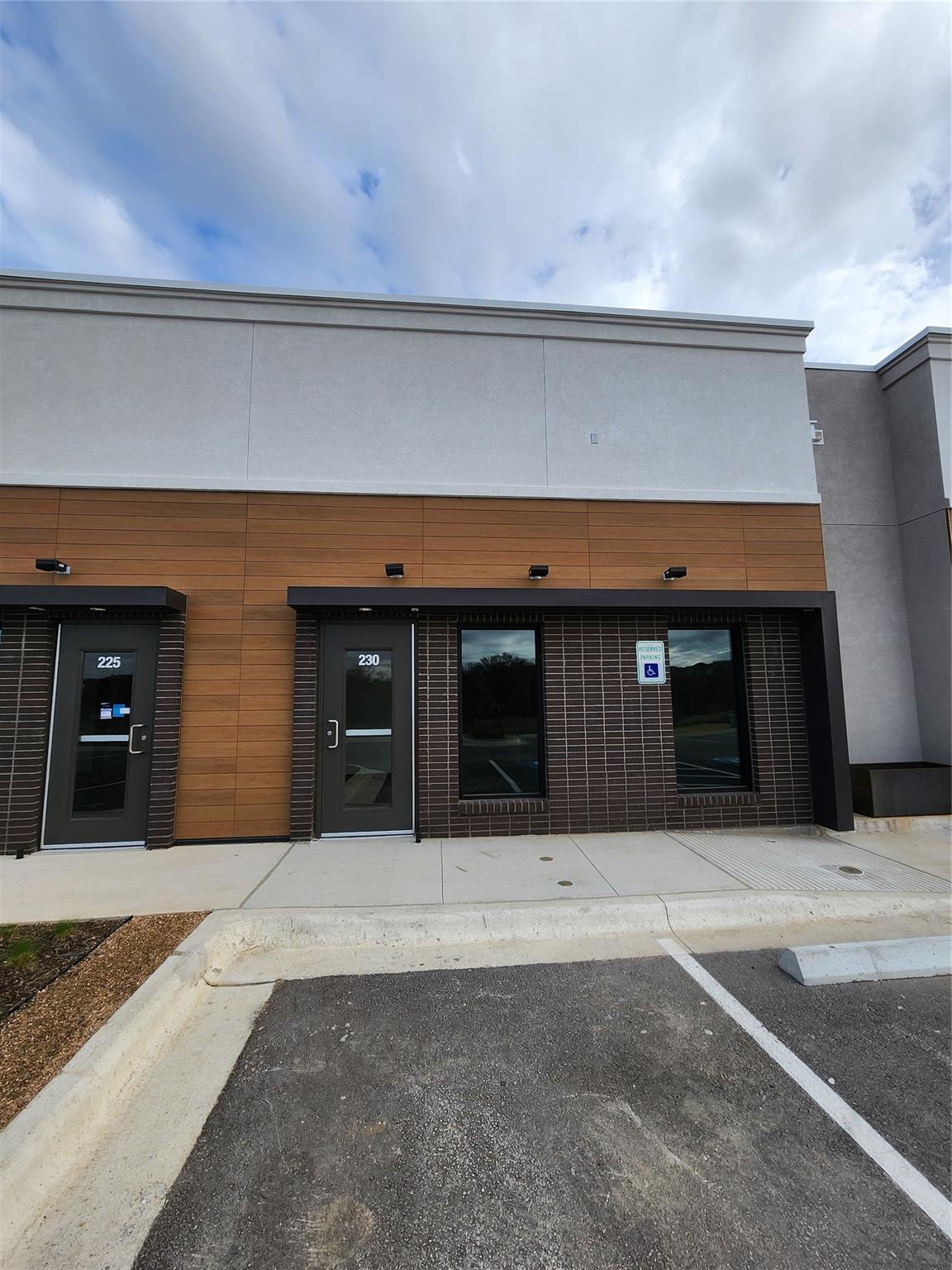 Listing photo 1 of 2261  GATTIS SCHOOL RD Rd  #230