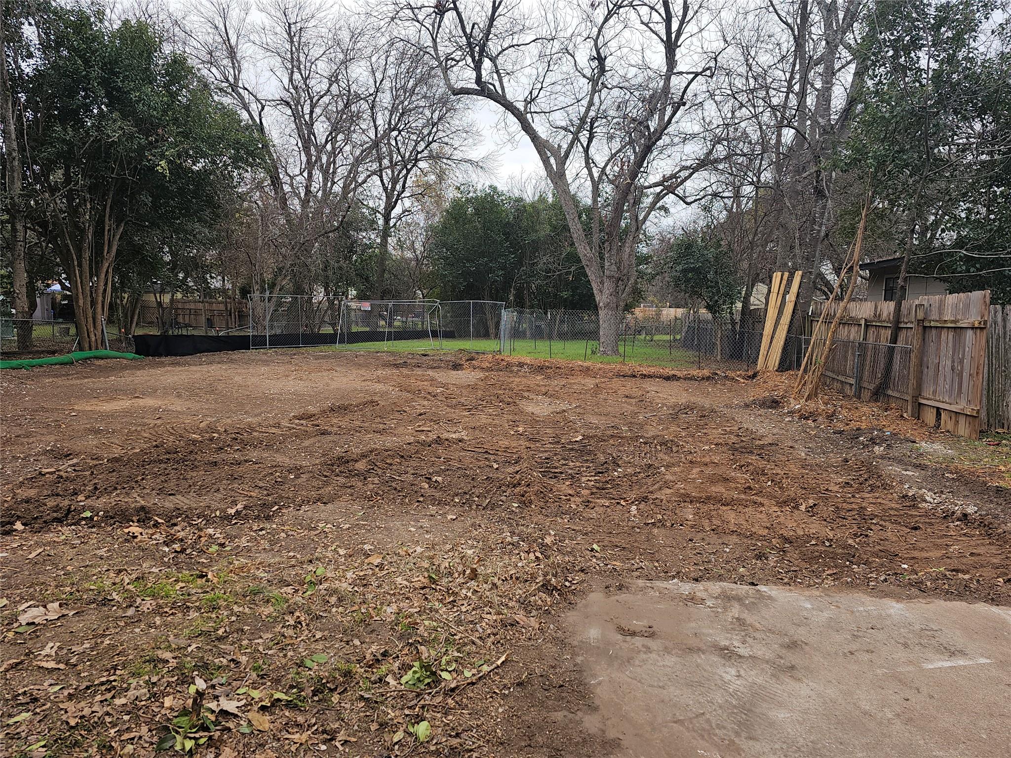 Listing photo 1 of 1101  Romeria Dr