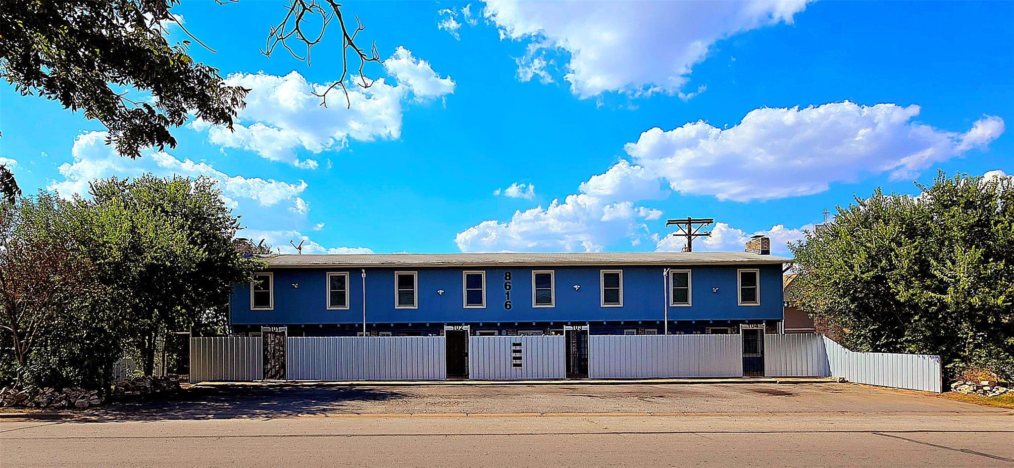 View of front of home featuring a fenced front ya