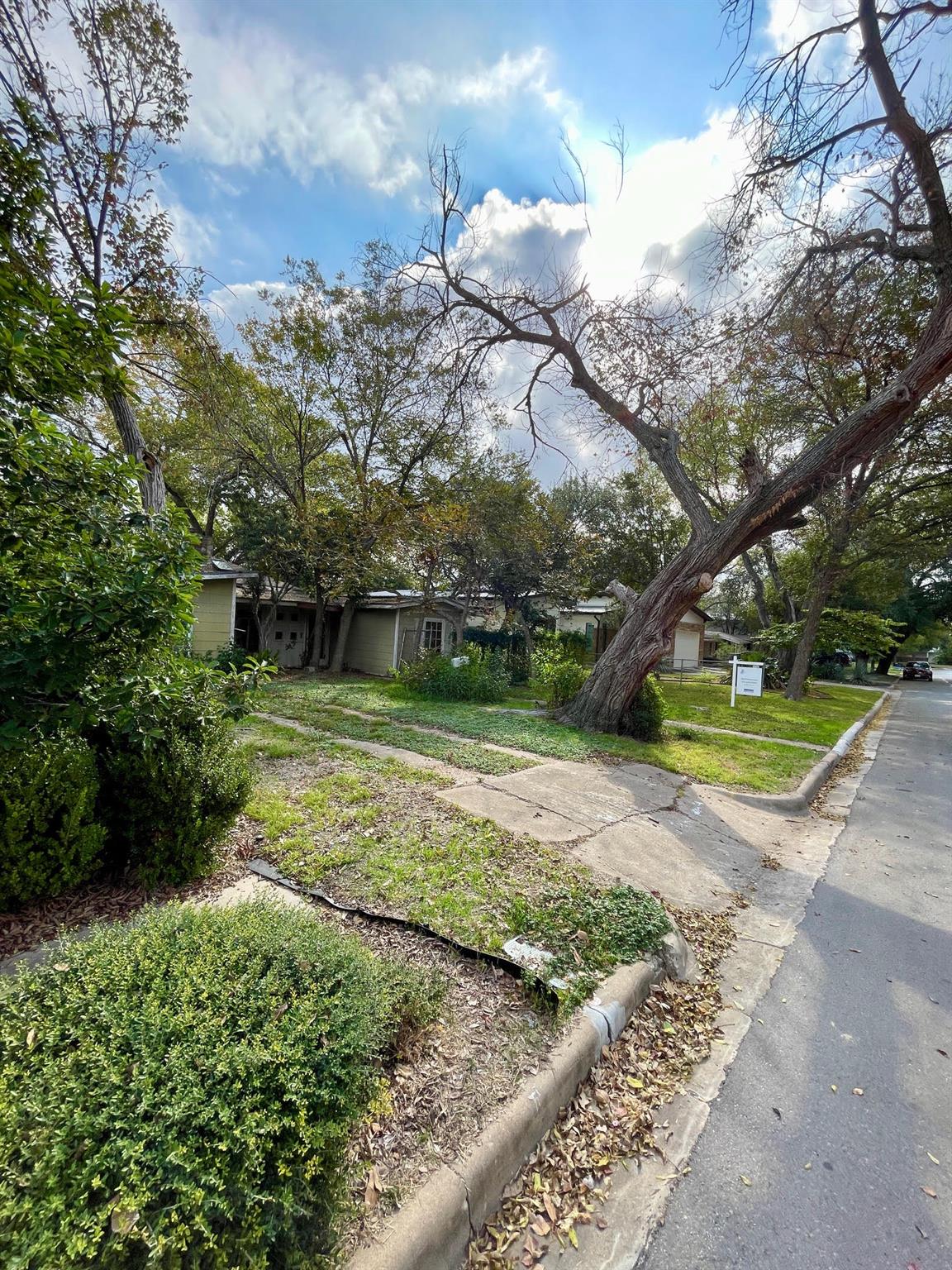 Listing photo 1 of 4901 W Park Dr
