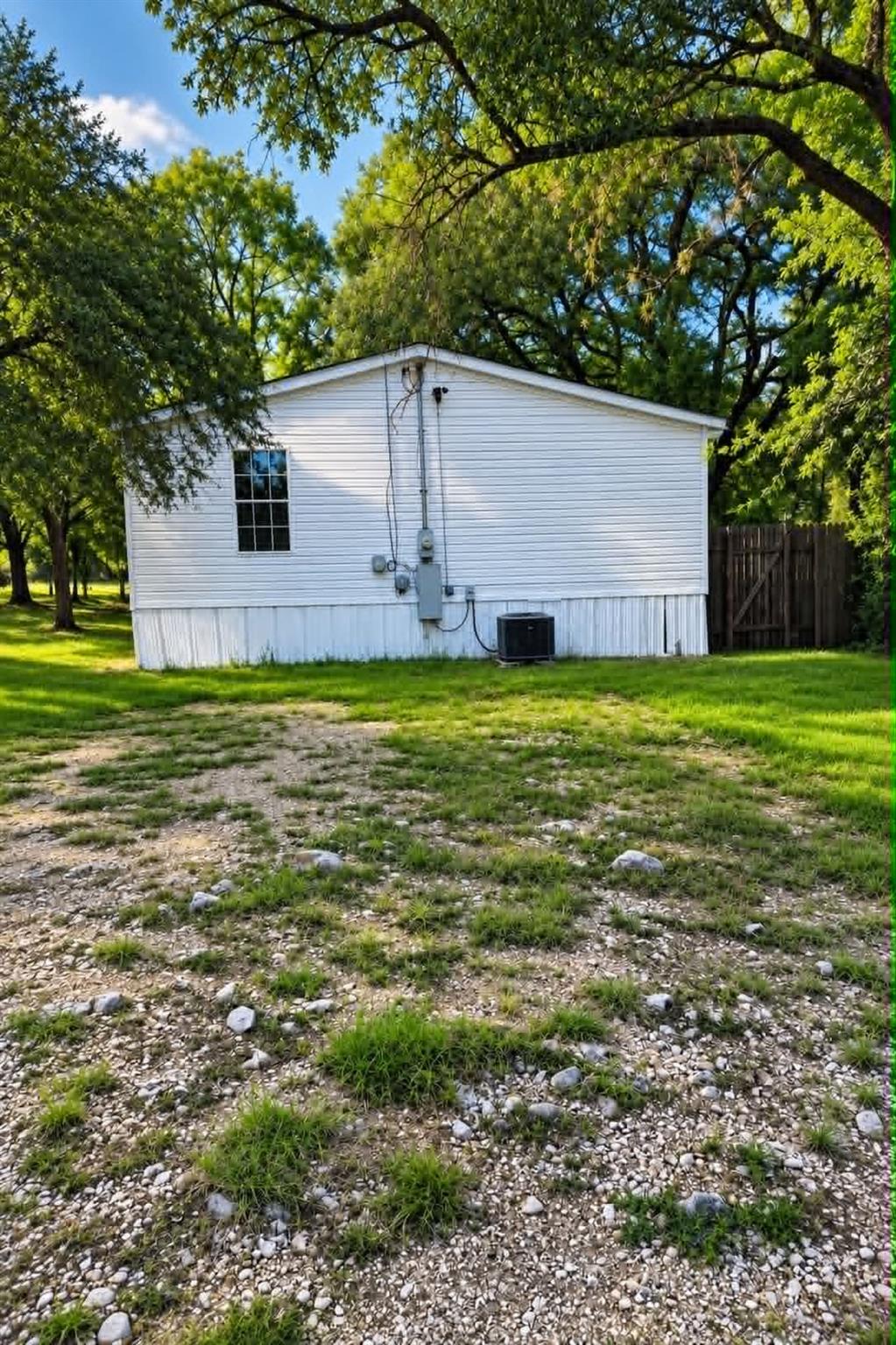 Listing photo 1 of 743  Oak Mdws