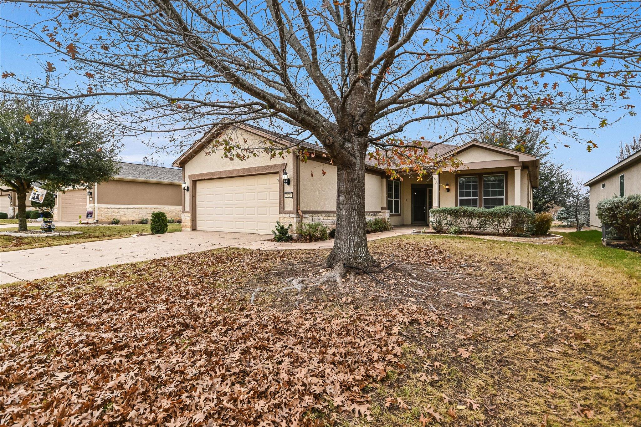 Listing photo 1 of 915  Apache Mountain Ln